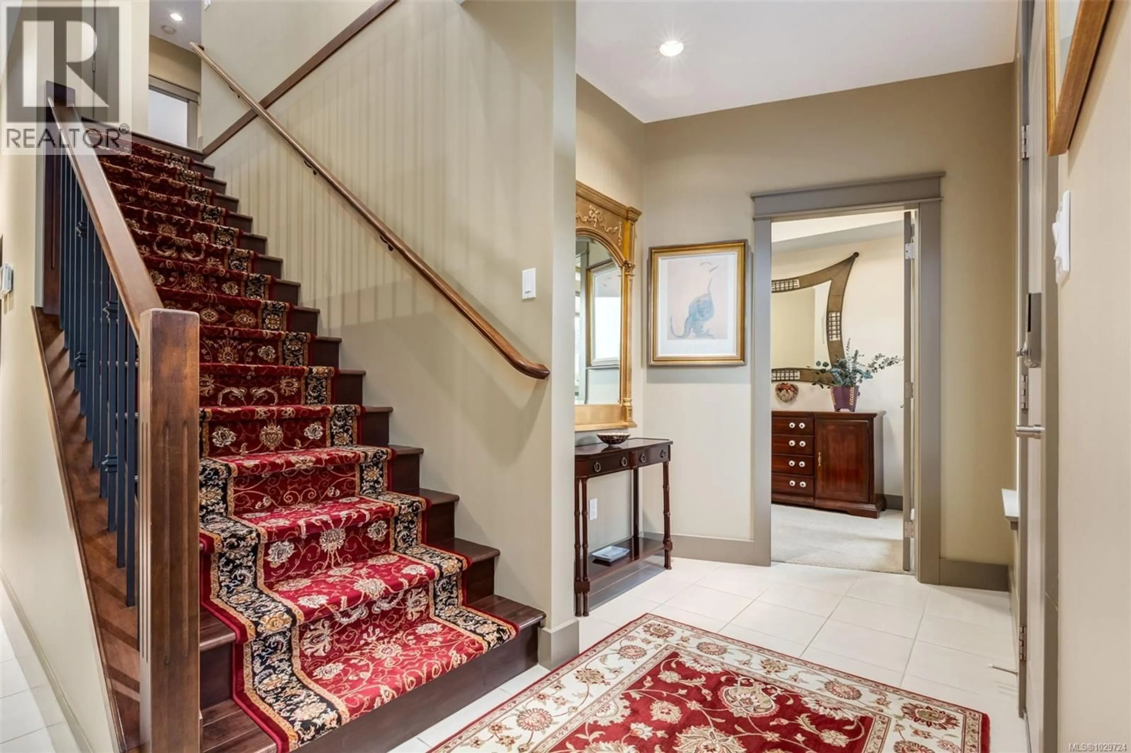 Indoor foyer for 102 - 5418 JACOBS LANE, Nanaimo British Columbia V9T0B7