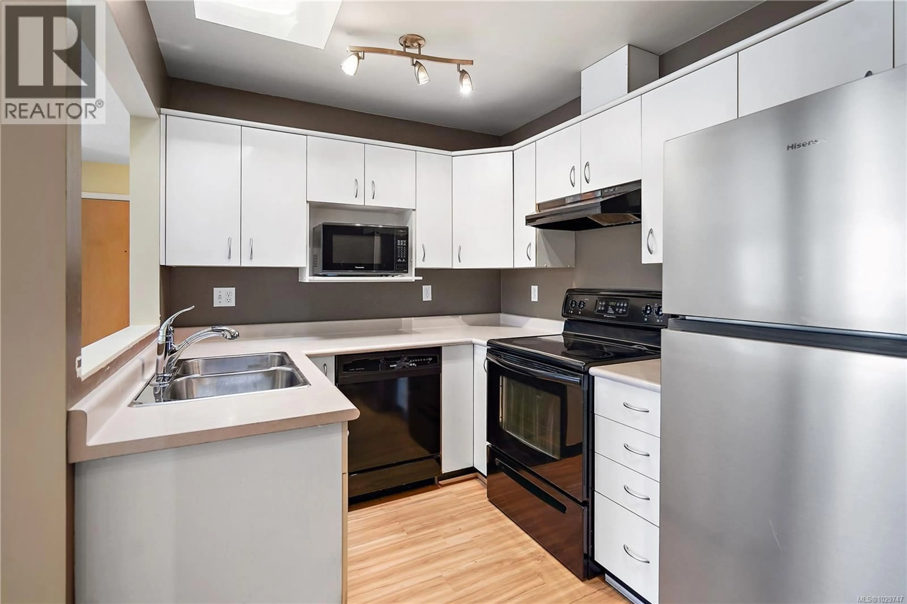 Standard kitchen, unknown for 305 - 9861 FIFTH STREET, Sidney British Columbia V8L2X5