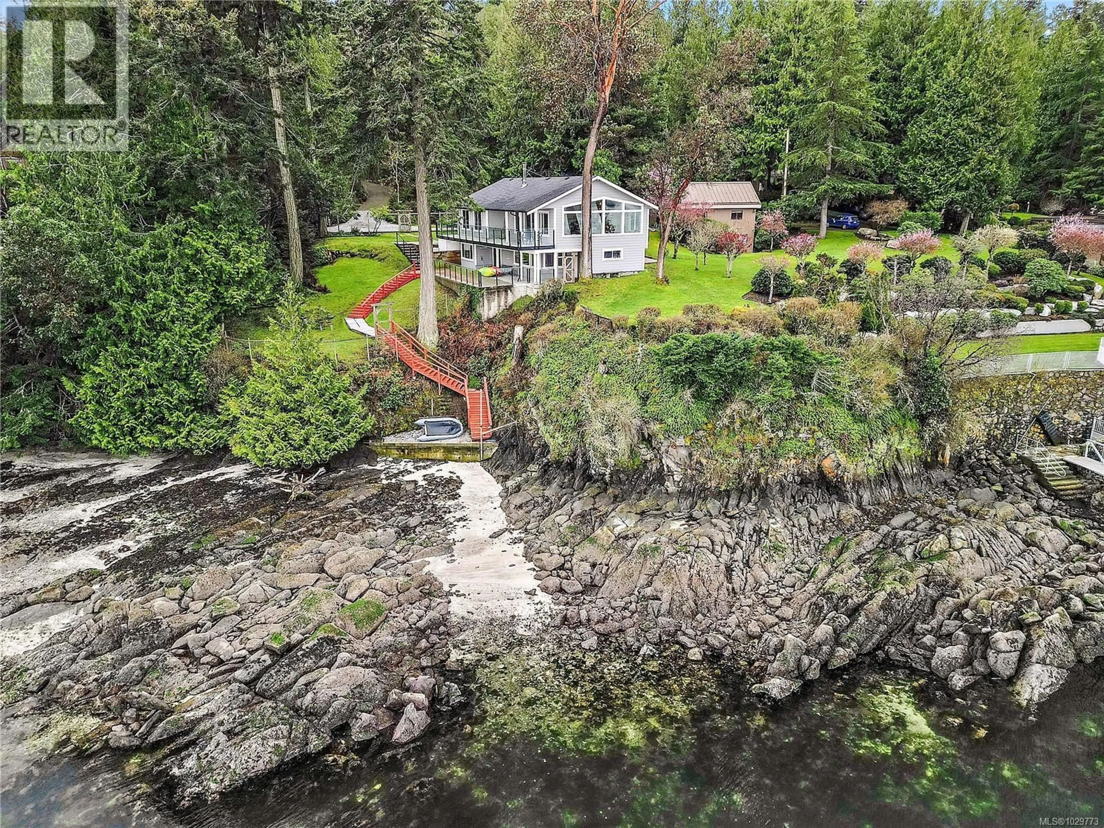 A pic from outside/outdoor area/front of a property/back of a property/a pic from drone, water/lake/river/ocean view for 976 LANDS END ROAD, North Saanich British Columbia V8L5L3