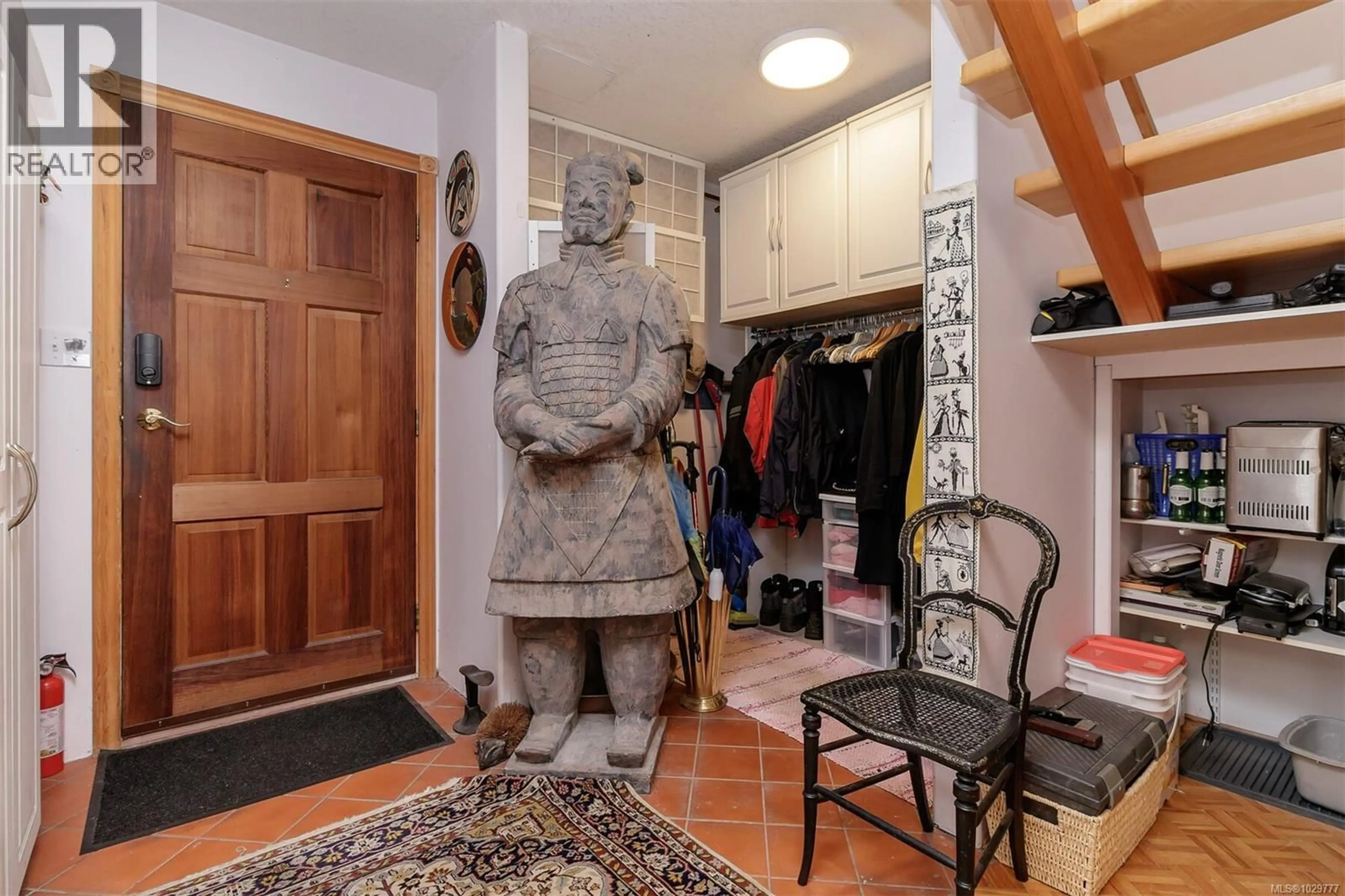 Indoor foyer for 10741 CHEMAINUS ROAD, Ladysmith British Columbia V0G2A6