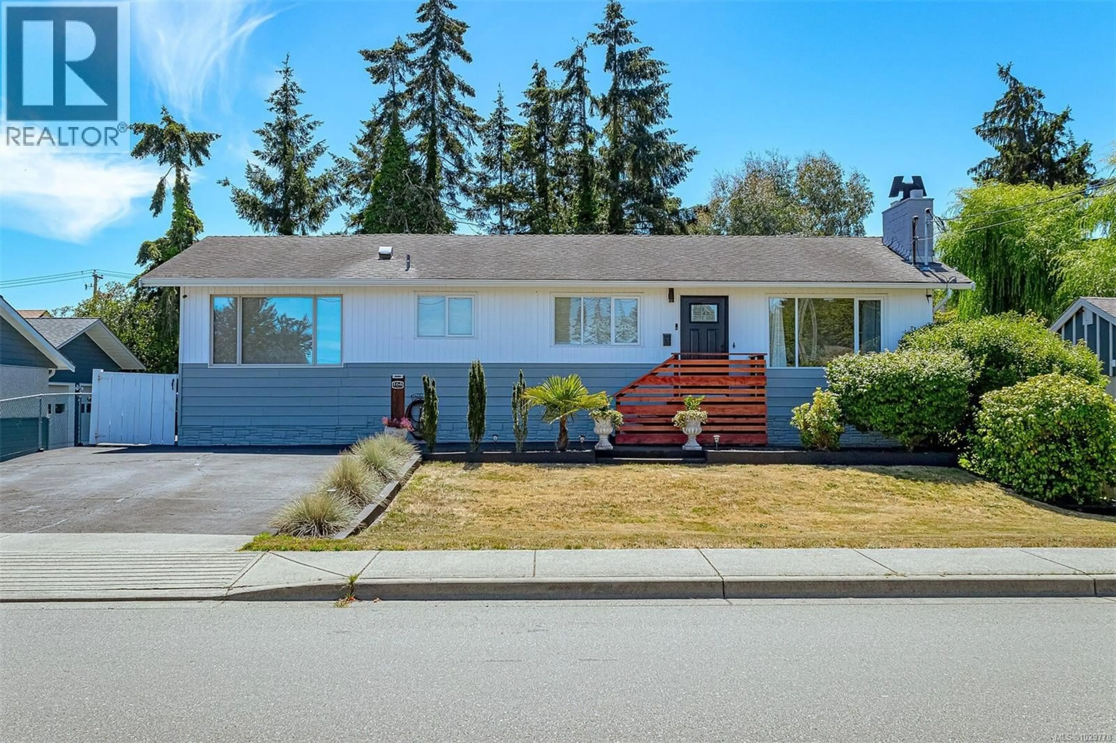 Home with vinyl exterior material, street for 164 STANFORD AVENUE WEST, Parksville British Columbia V9P1M2