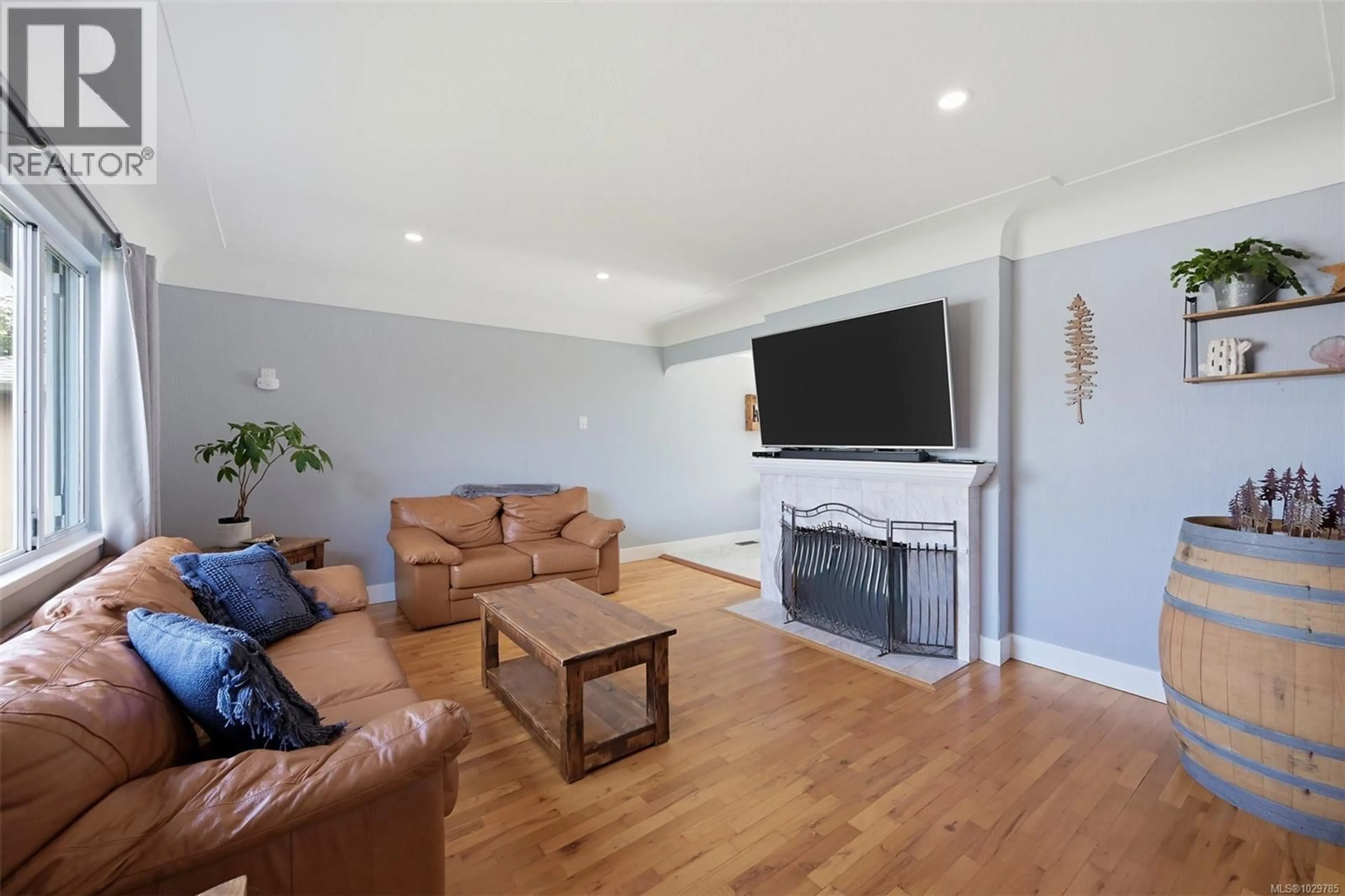 Living room with furniture, wood/laminate floor for 3855 SEATON STREET, Saanich British Columbia V8Z3W7
