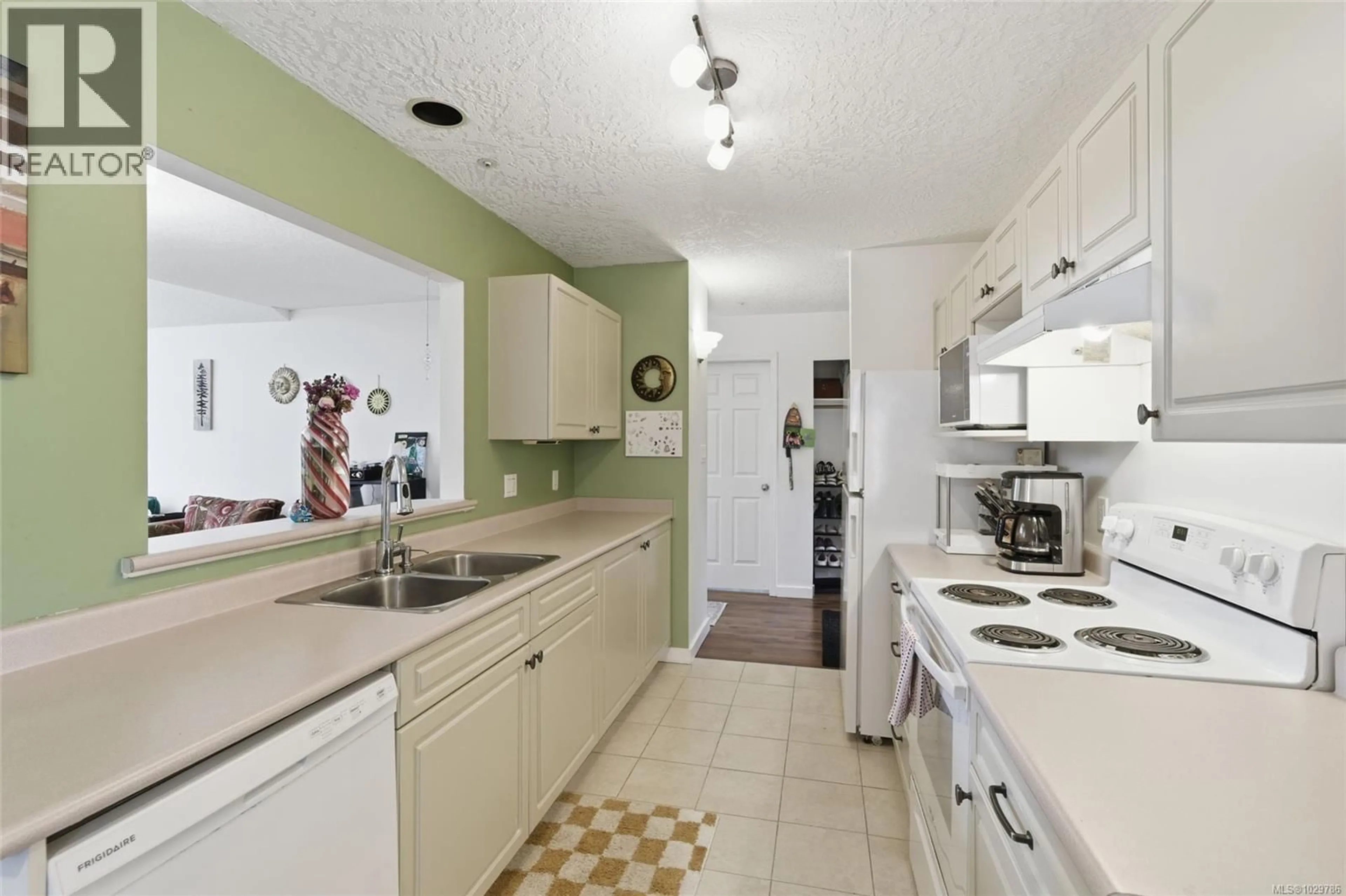 Standard kitchen, ceramic/tile floor for 9 - 571 BRADLEY STREET, Nanaimo British Columbia V9S1B9
