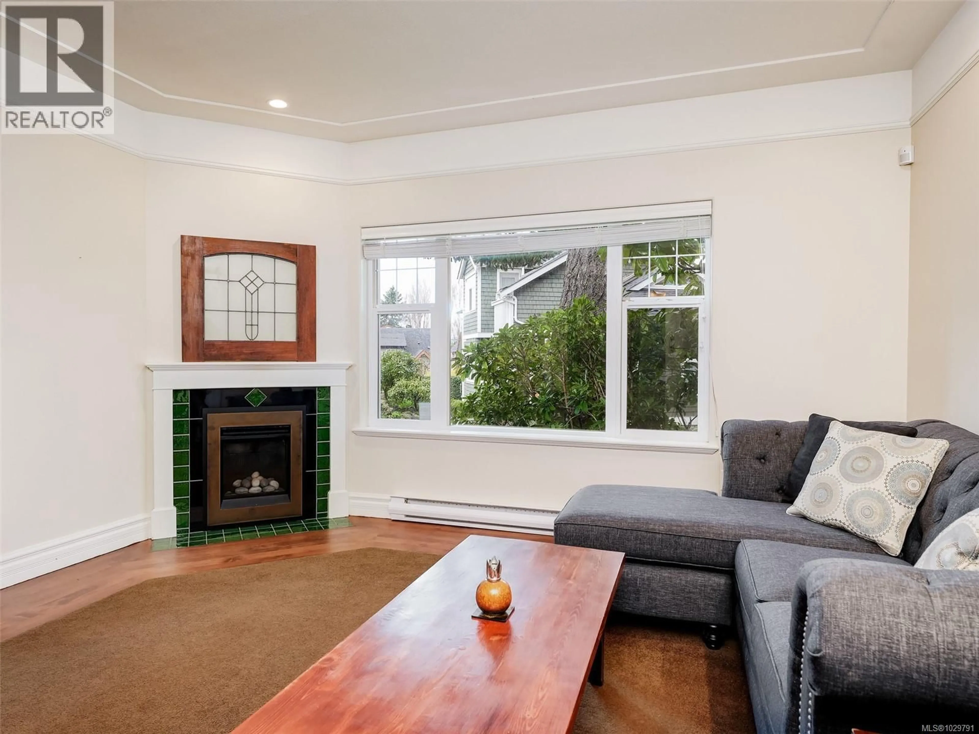Living room with furniture, wood/laminate floor for 3 - 445 ADMIRALS ROAD, Esquimalt British Columbia V9A2N2