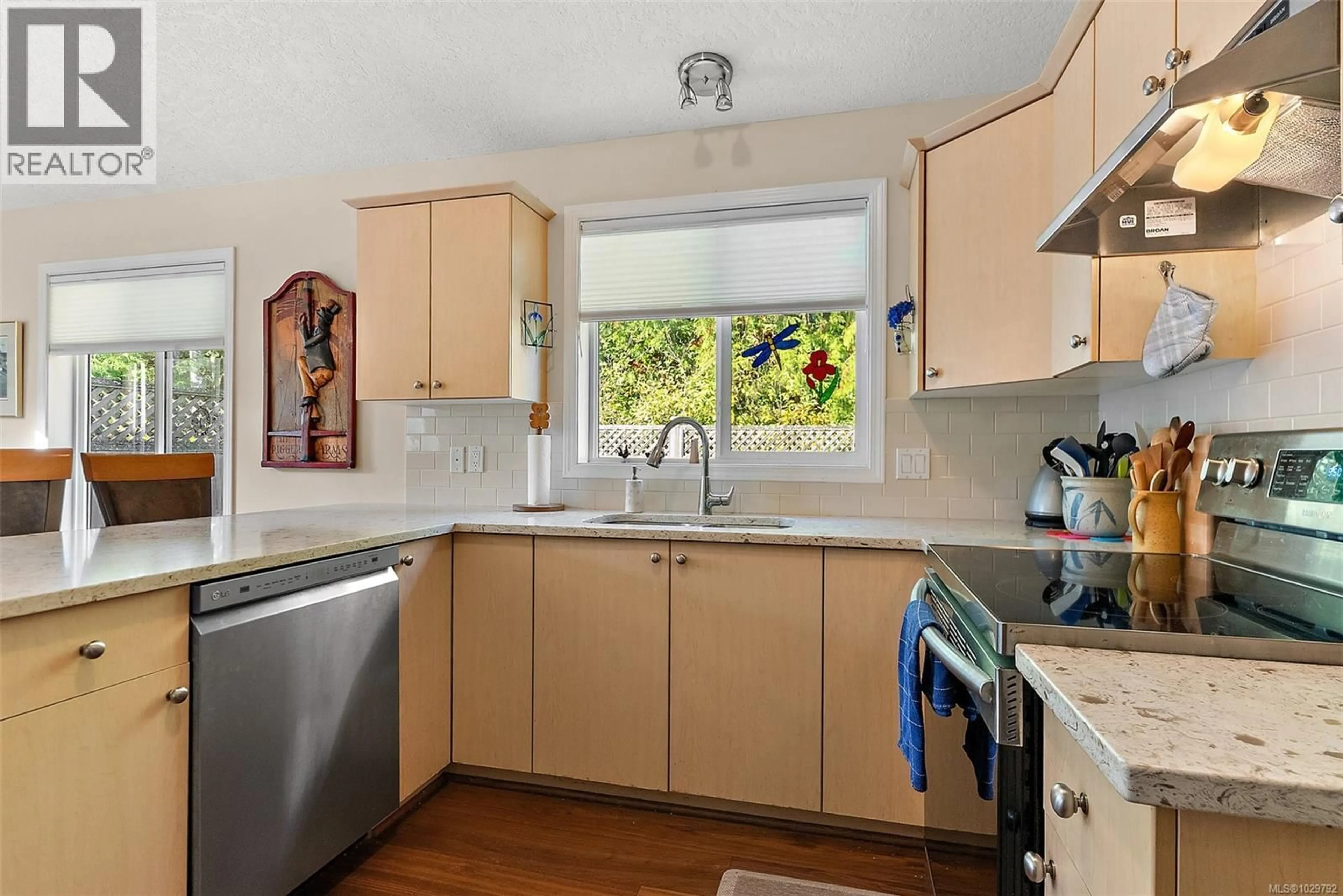 Standard kitchen, ceramic/tile floor for 87 - 7570 TETAYUT ROAD, Central Saanich British Columbia V8M2H4