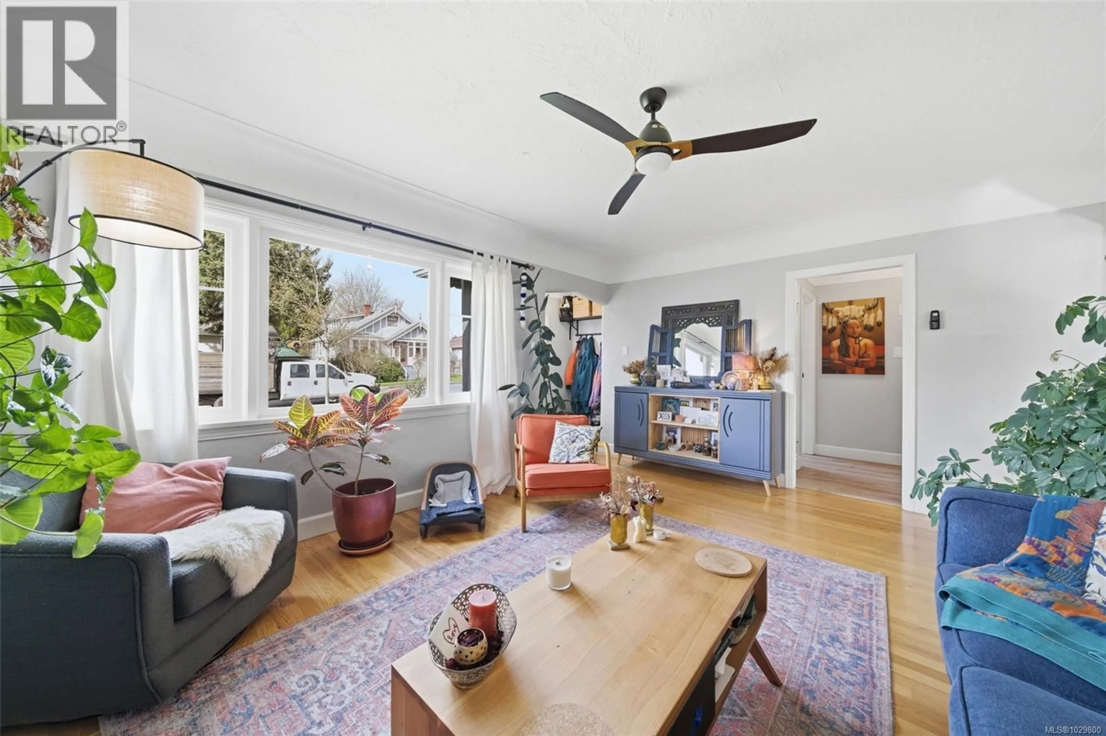 Living room with furniture, unknown for 2519 ROSEBERRY AVENUE, Victoria British Columbia V8R3T6