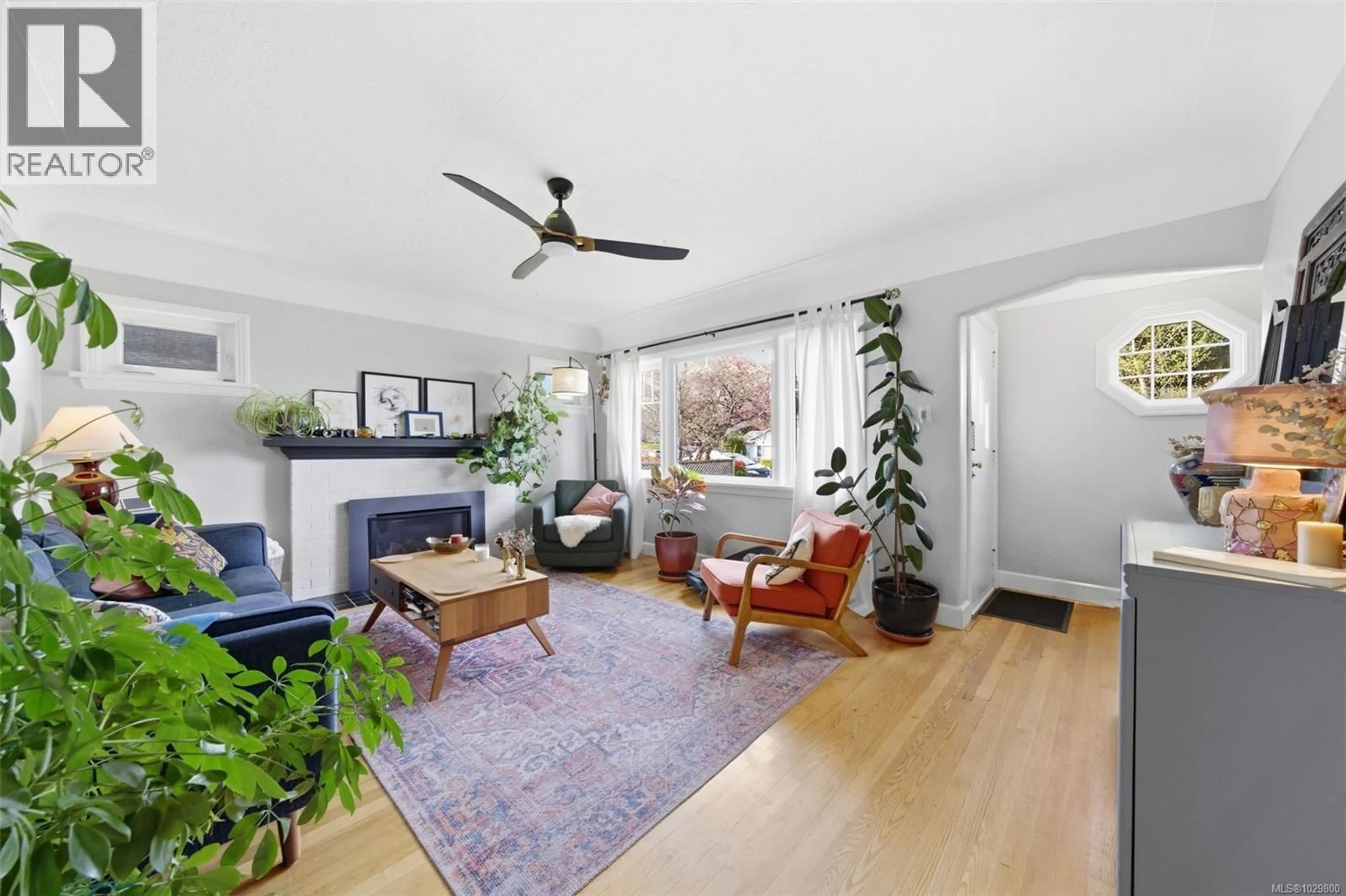 Living room with furniture, unknown for 2519 ROSEBERRY AVENUE, Victoria British Columbia V8R3T6