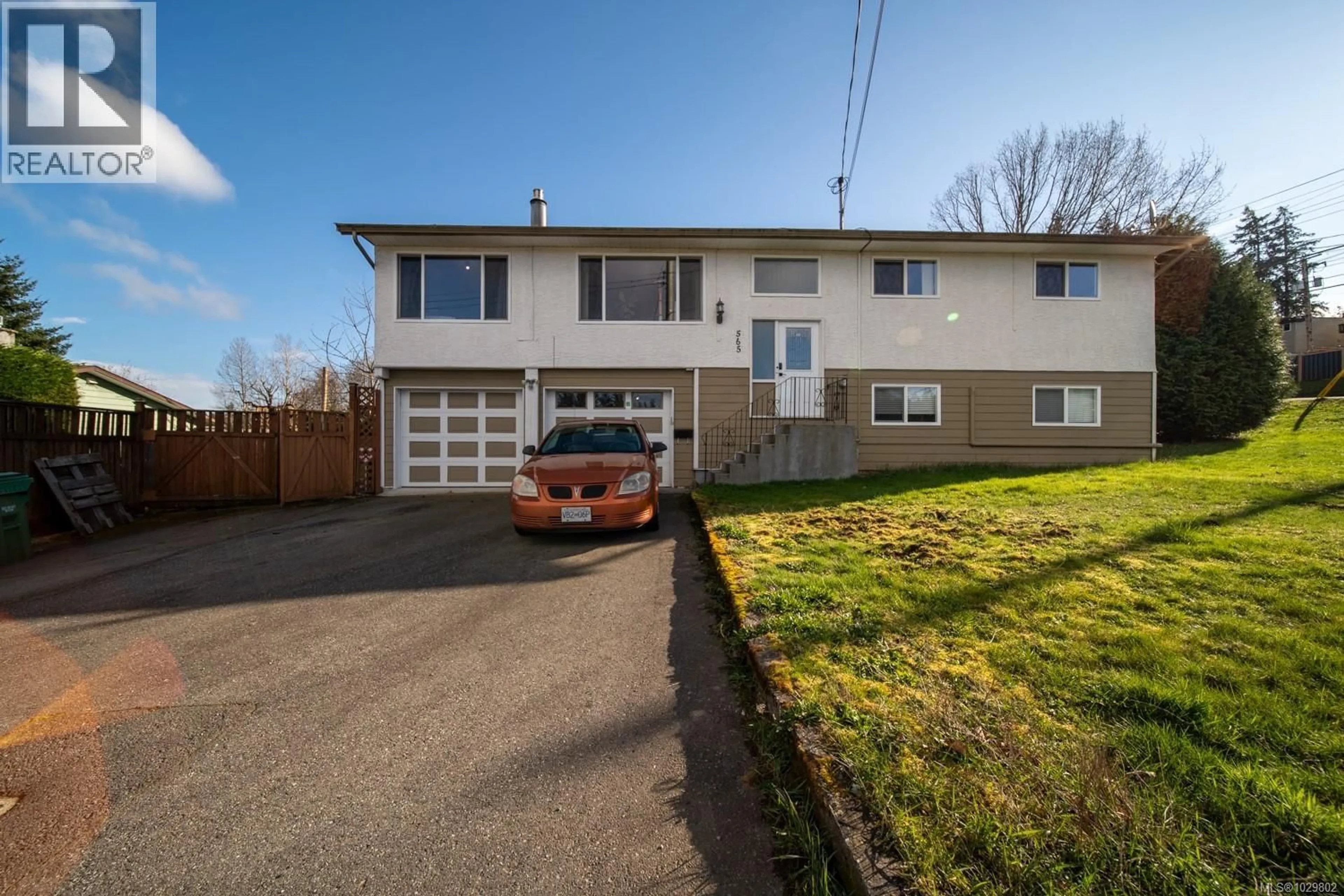 A pic from outside/outdoor area/front of a property/back of a property/a pic from drone, street for 565 NOVA STREET, Nanaimo British Columbia V9R1C6