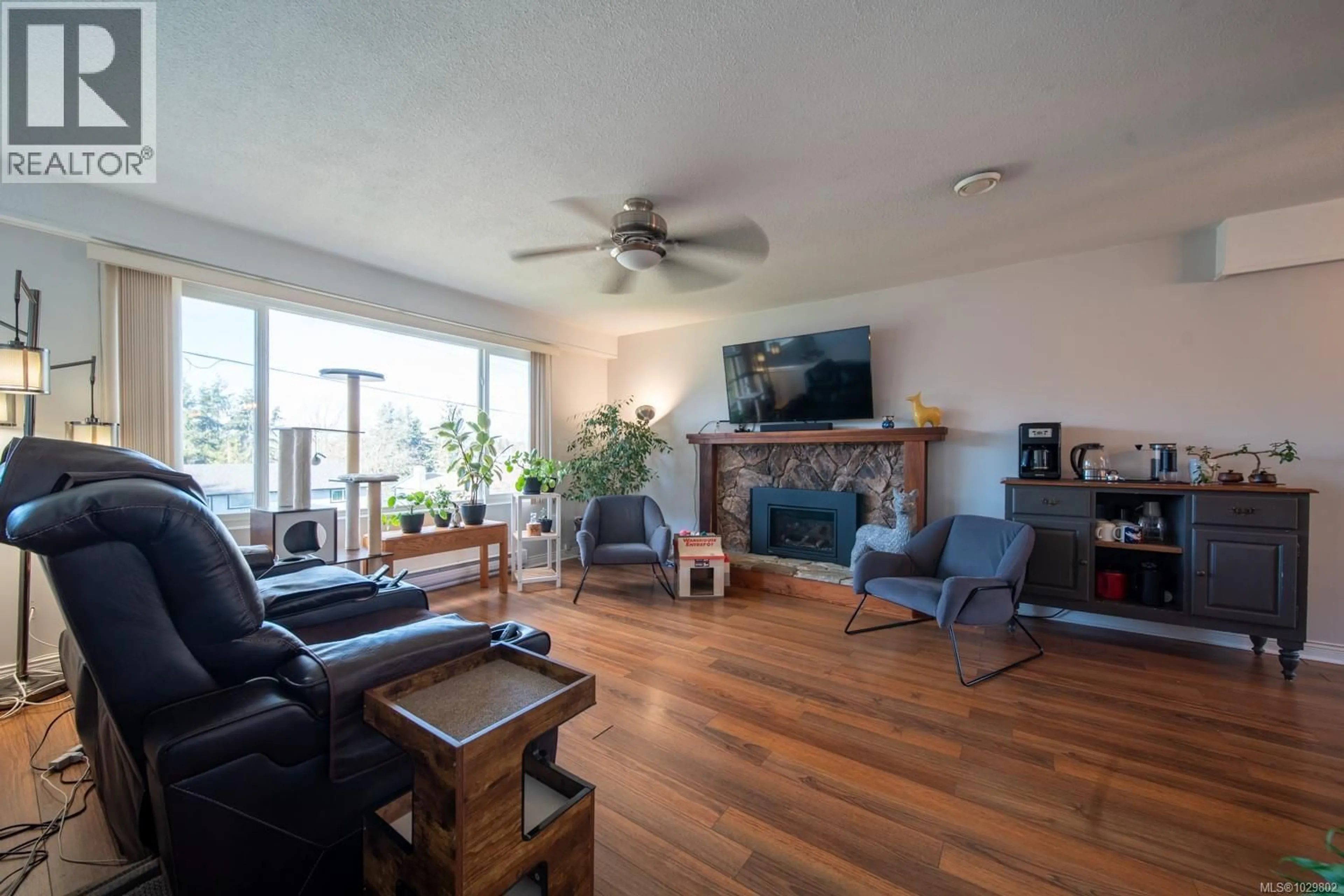 Living room with furniture, wood/laminate floor for 565 NOVA STREET, Nanaimo British Columbia V9R1C6
