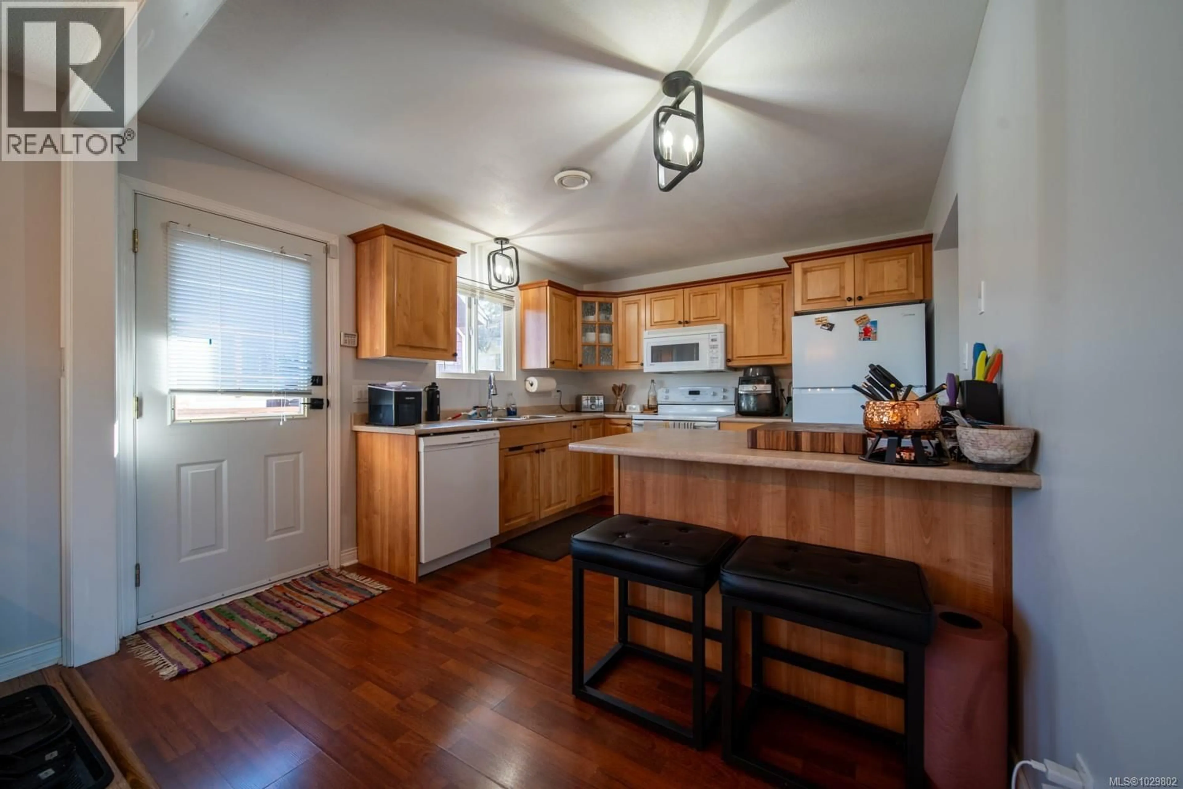 Standard kitchen, wood/laminate floor for 565 NOVA STREET, Nanaimo British Columbia V9R1C6