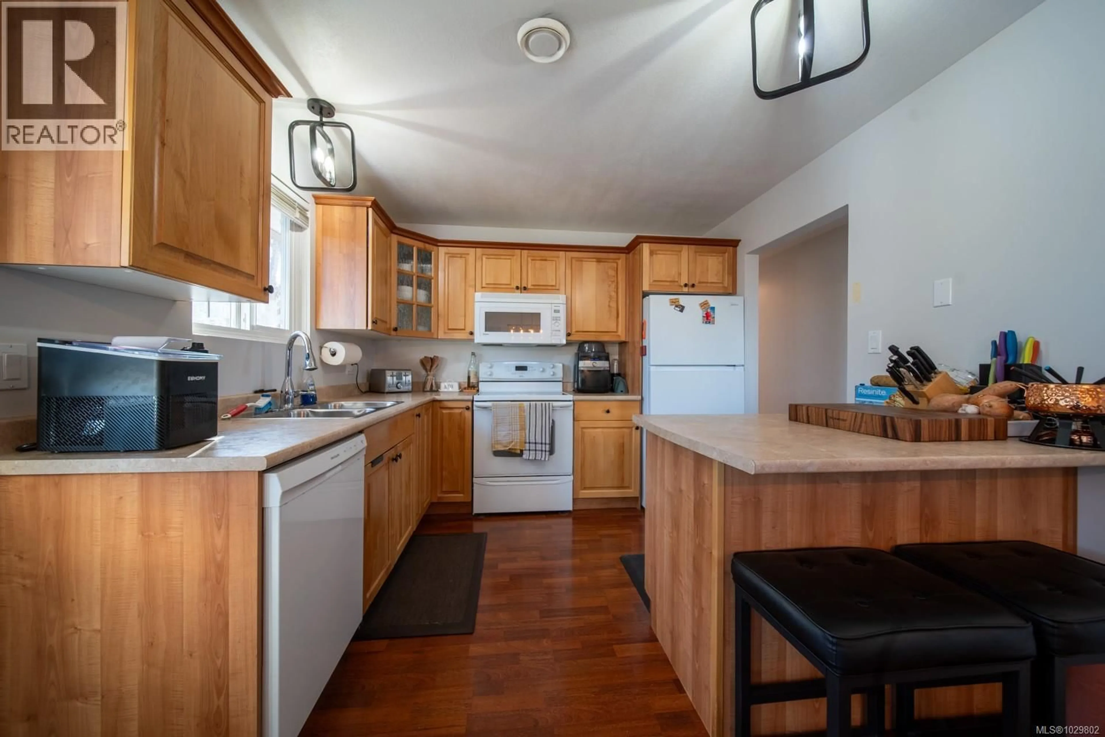 Standard kitchen, unknown for 565 NOVA STREET, Nanaimo British Columbia V9R1C6