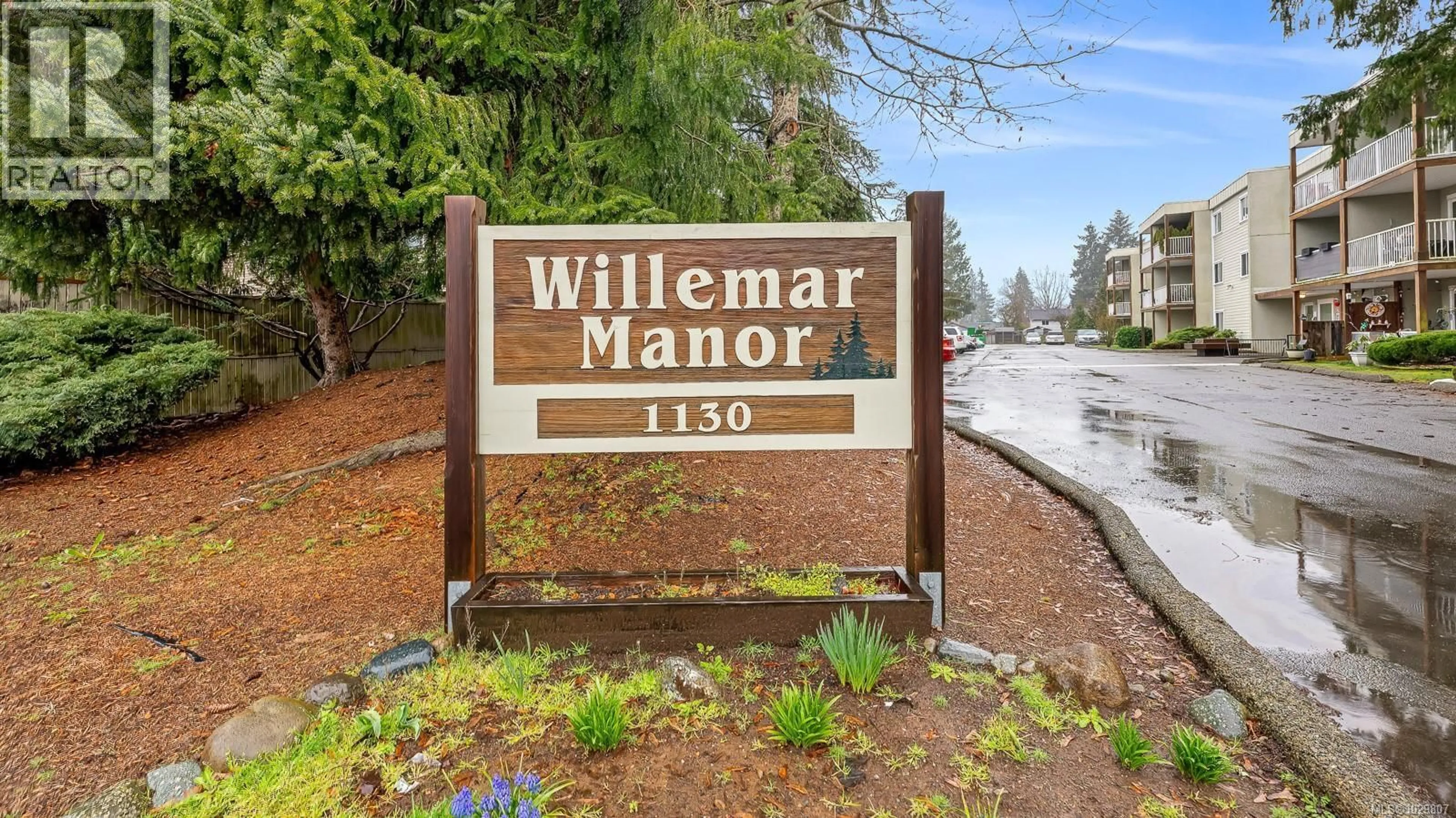 Indoor foyer for 208 - 1130 WILLEMAR AVENUE, Courtenay British Columbia V9N3L9