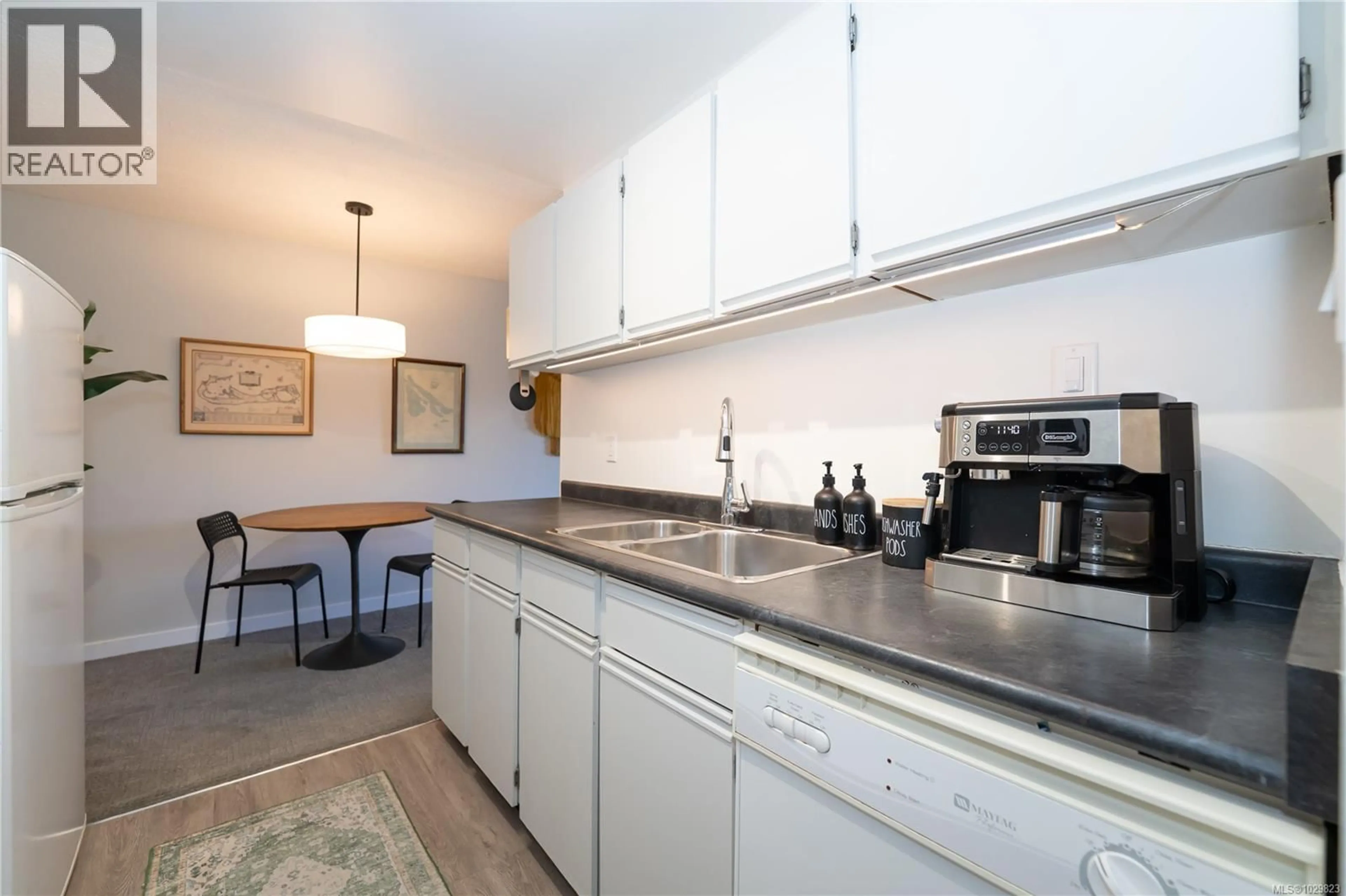 Standard kitchen, unknown for 312 - 1655 BEGBIE STREET, Victoria British Columbia V8R1L4