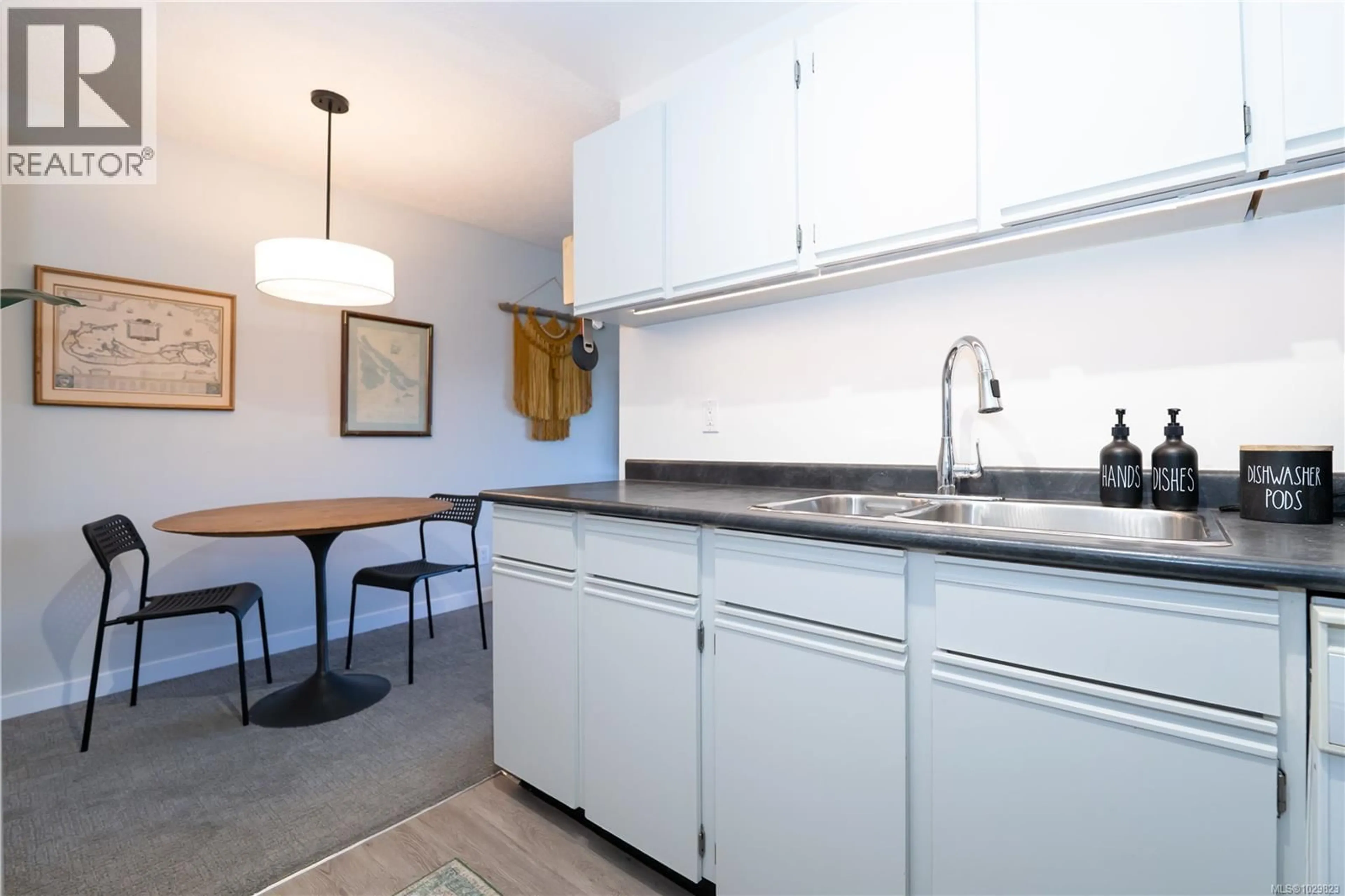 Standard kitchen, unknown for 312 - 1655 BEGBIE STREET, Victoria British Columbia V8R1L4