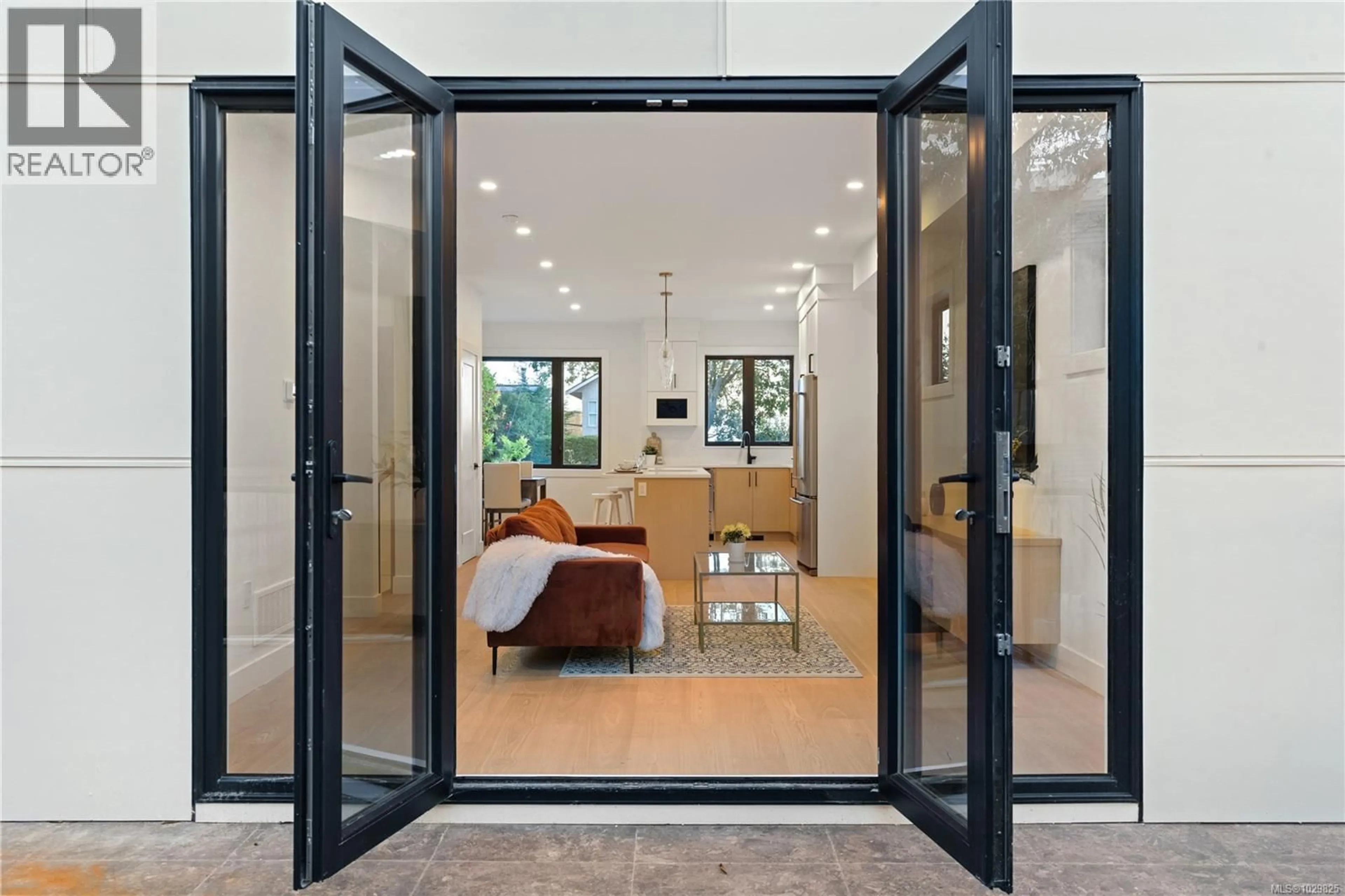 Indoor entryway for 1342 WOOD STREET, Esquimalt British Columbia V9A5E1