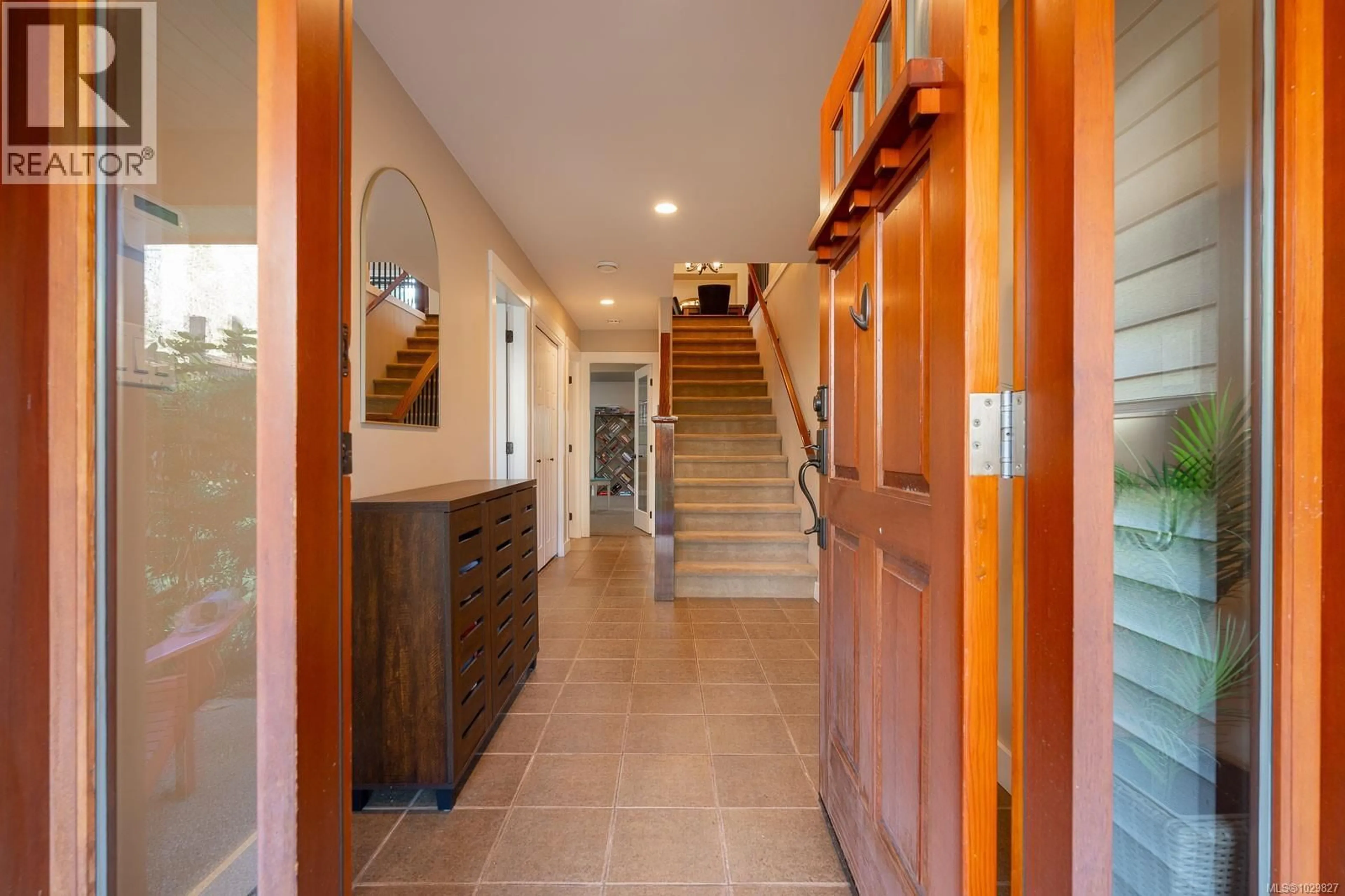 Indoor entryway for 3050 CHARLES STREET, Nanaimo British Columbia V9T2Y1