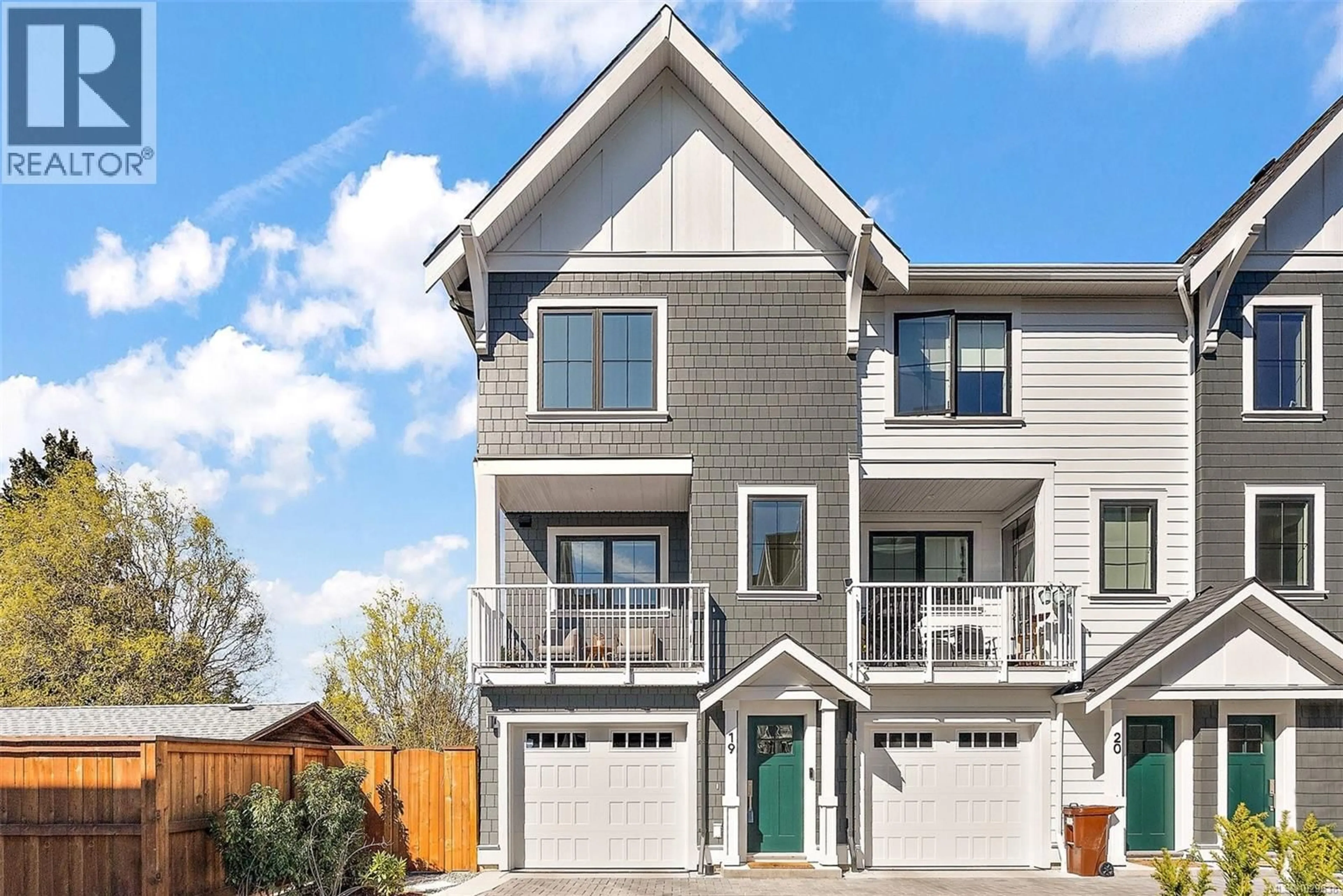 Home with vinyl exterior material, street for TH19 - 3450 WHITTIER AVENUE, Saanich British Columbia V8Z3R2