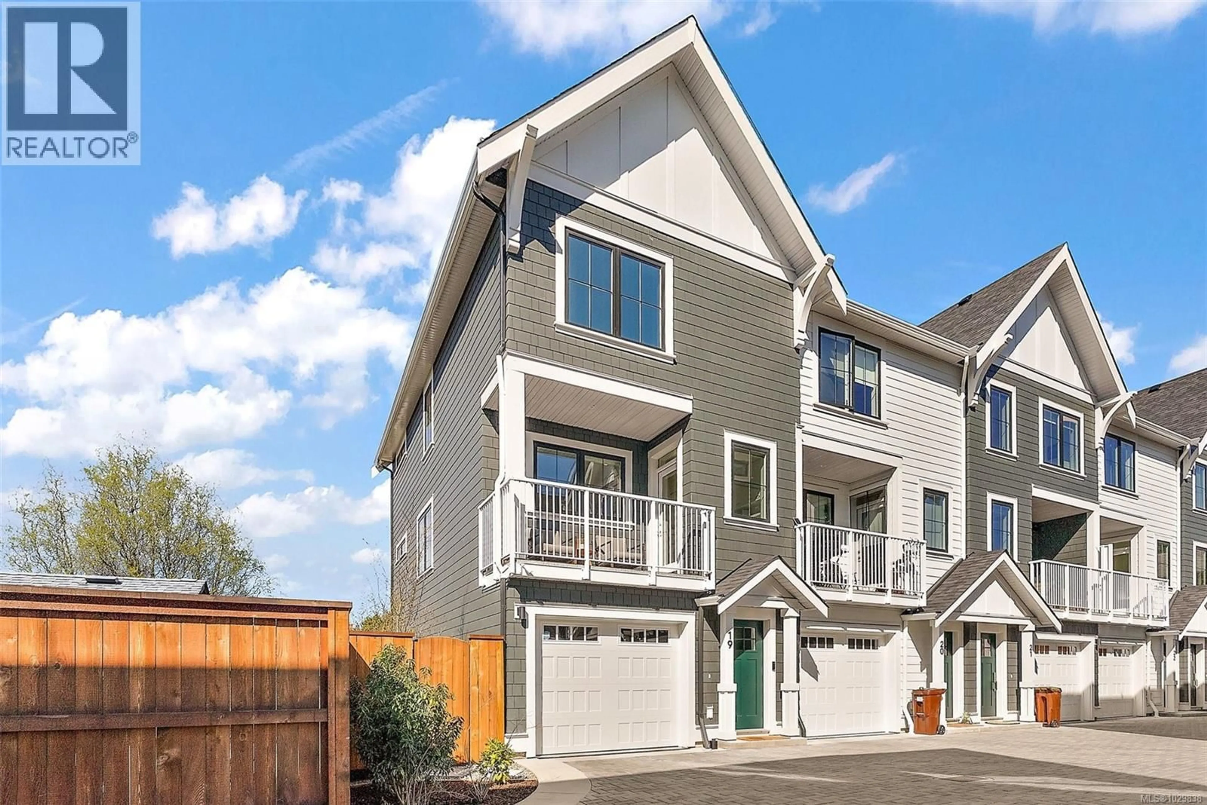 Home with vinyl exterior material, street for TH19 - 3450 WHITTIER AVENUE, Saanich British Columbia V8Z3R2