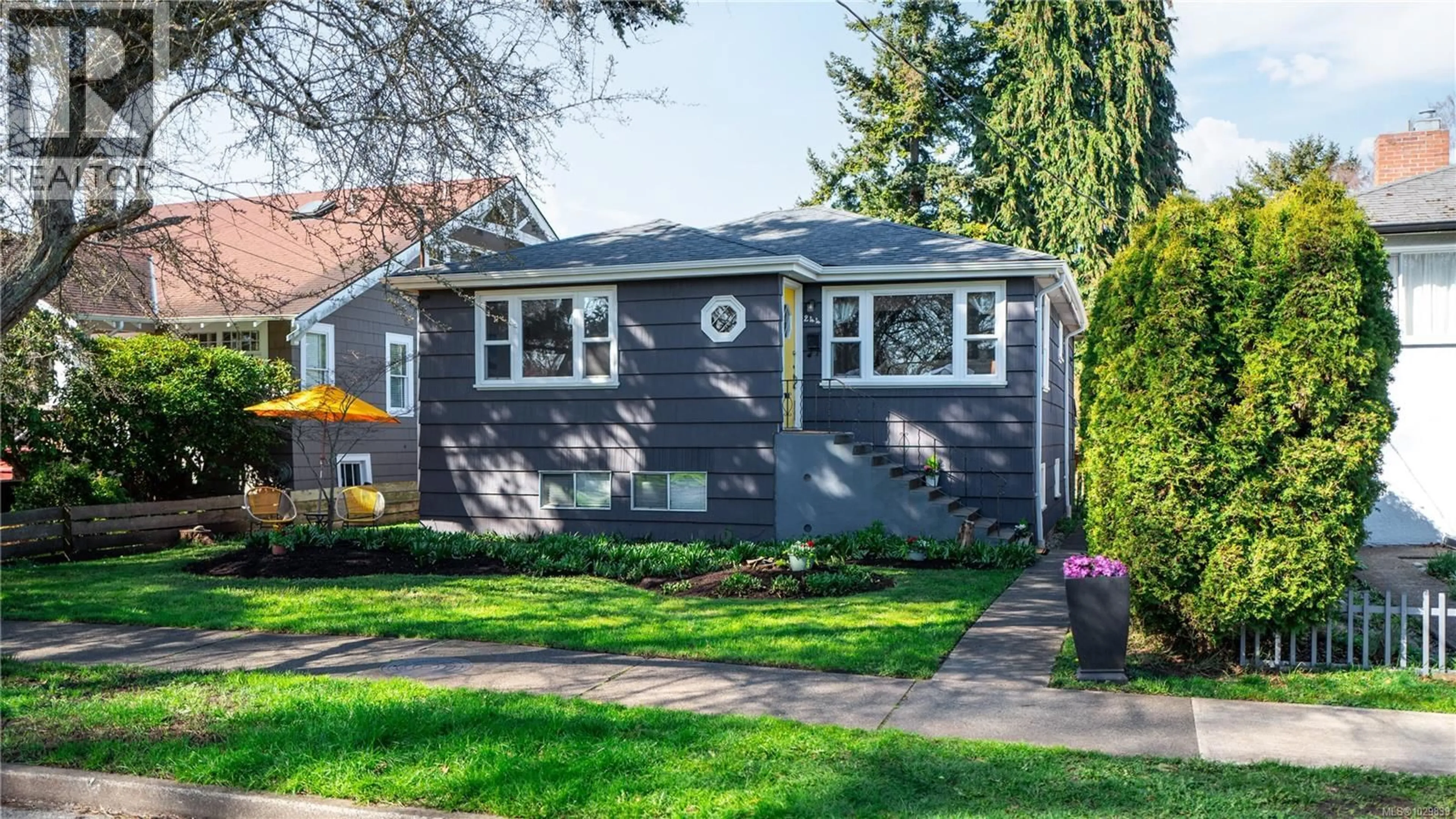 Home with vinyl exterior material, street for 244 LINDEN AVENUE, Victoria British Columbia V8V4E5