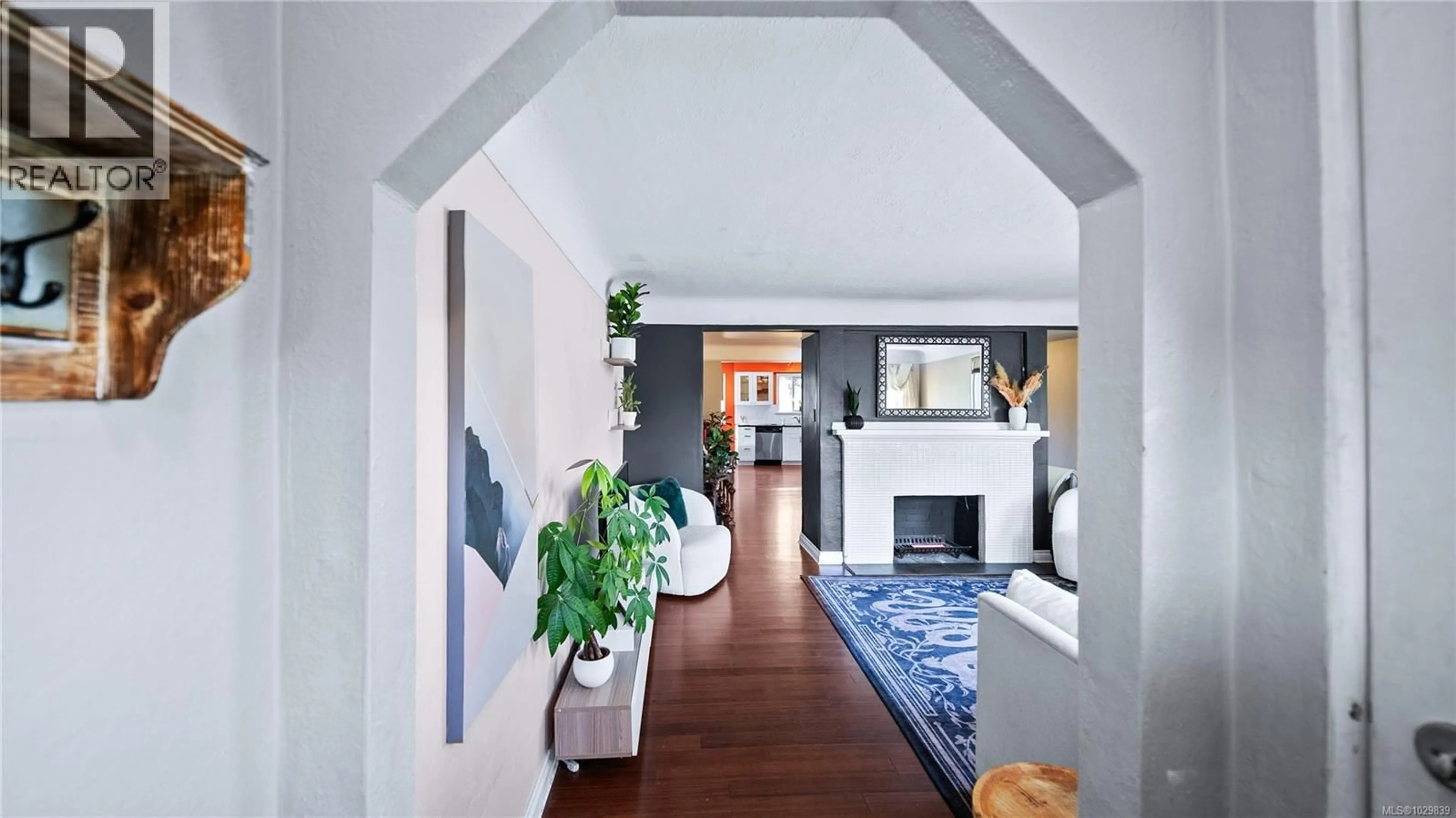 Indoor entryway for 244 LINDEN AVENUE, Victoria British Columbia V8V4E5