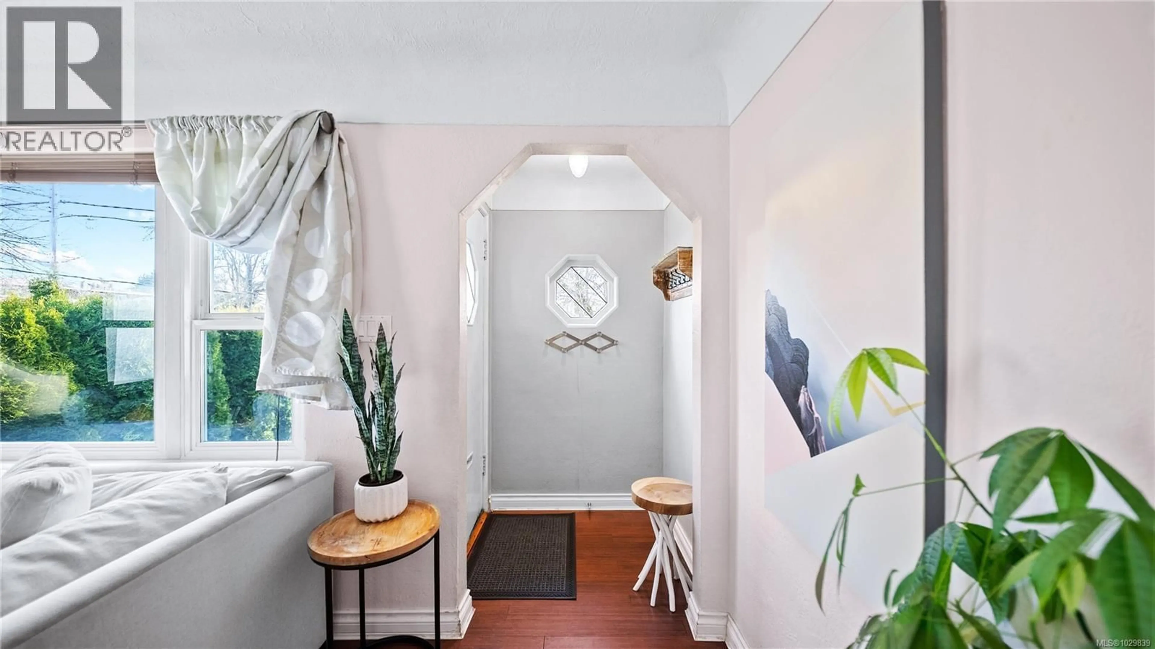 Indoor entryway for 244 LINDEN AVENUE, Victoria British Columbia V8V4E5