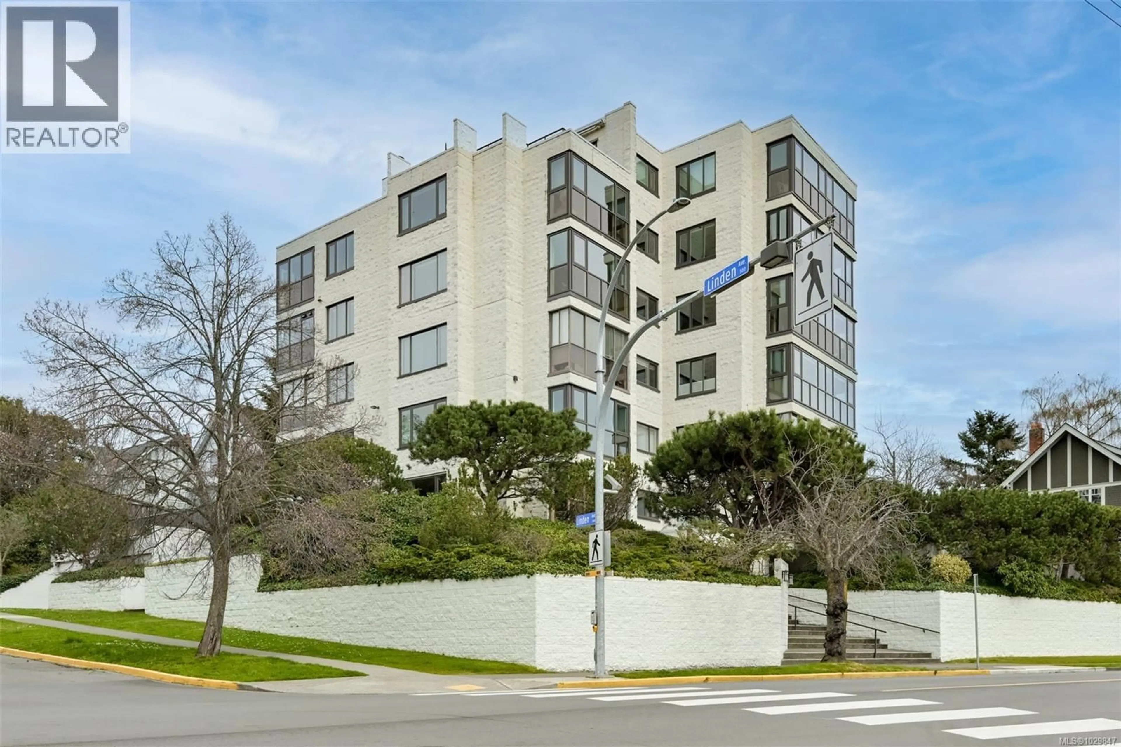 Unknown for 401 - 1204 FAIRFIELD ROAD, Victoria British Columbia V8V3B2