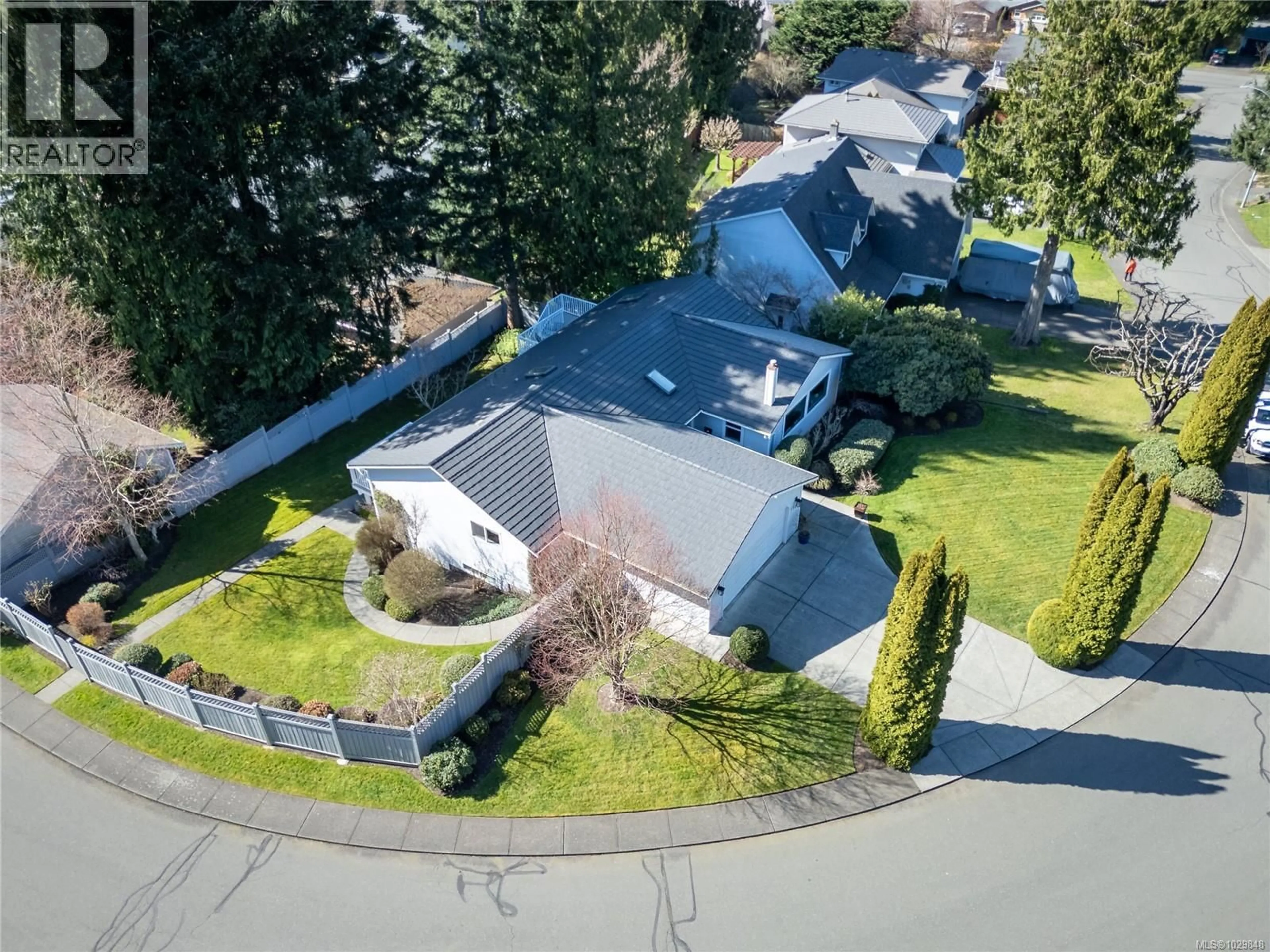 A pic from outside/outdoor area/front of a property/back of a property/a pic from drone, street for 1580 BEACONSFIELD CRESCENT, Comox British Columbia V9M1B4