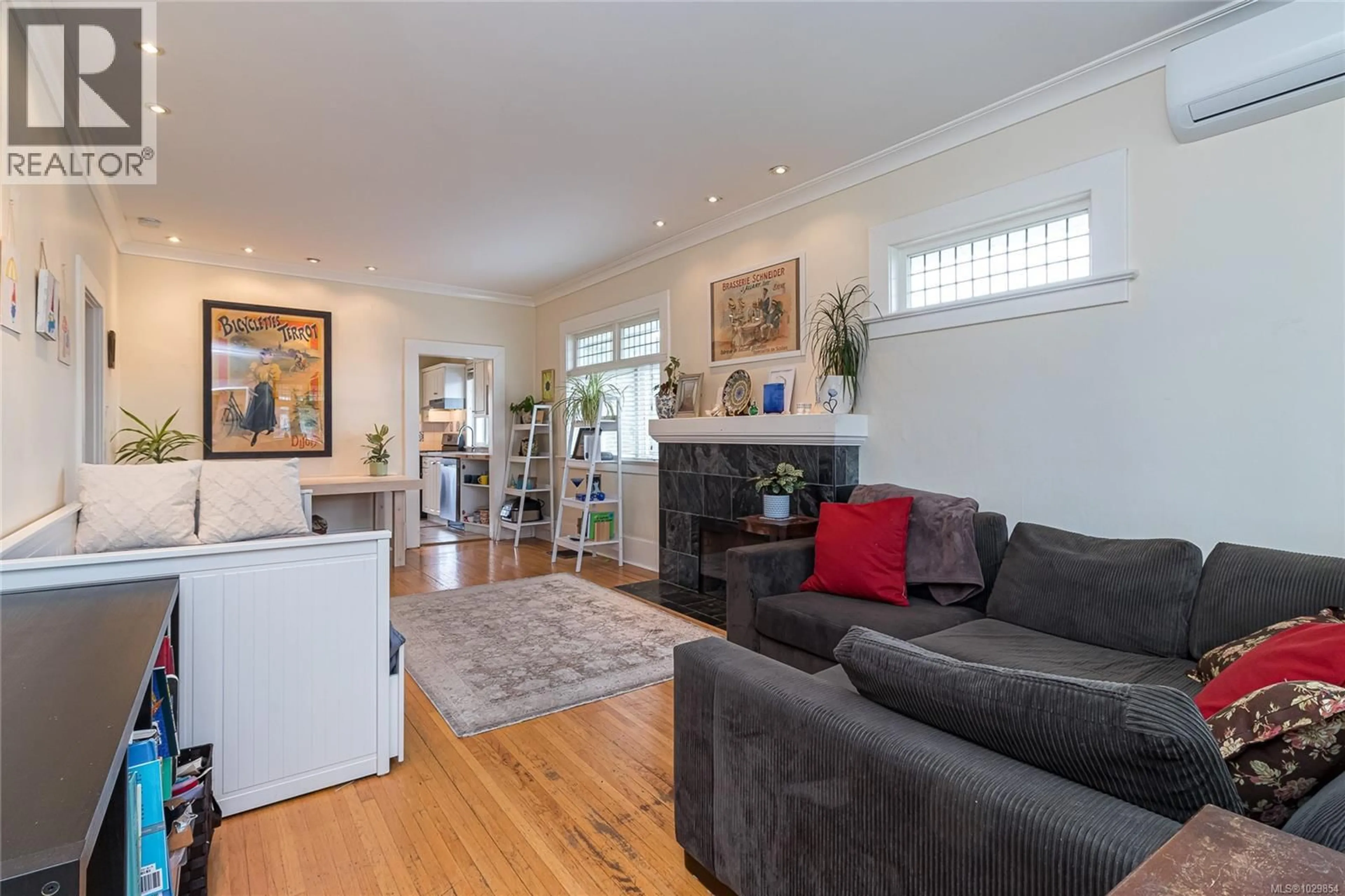 Living room with furniture, wood/laminate floor for 354 BERWICK STREET, Victoria British Columbia V8V1C7