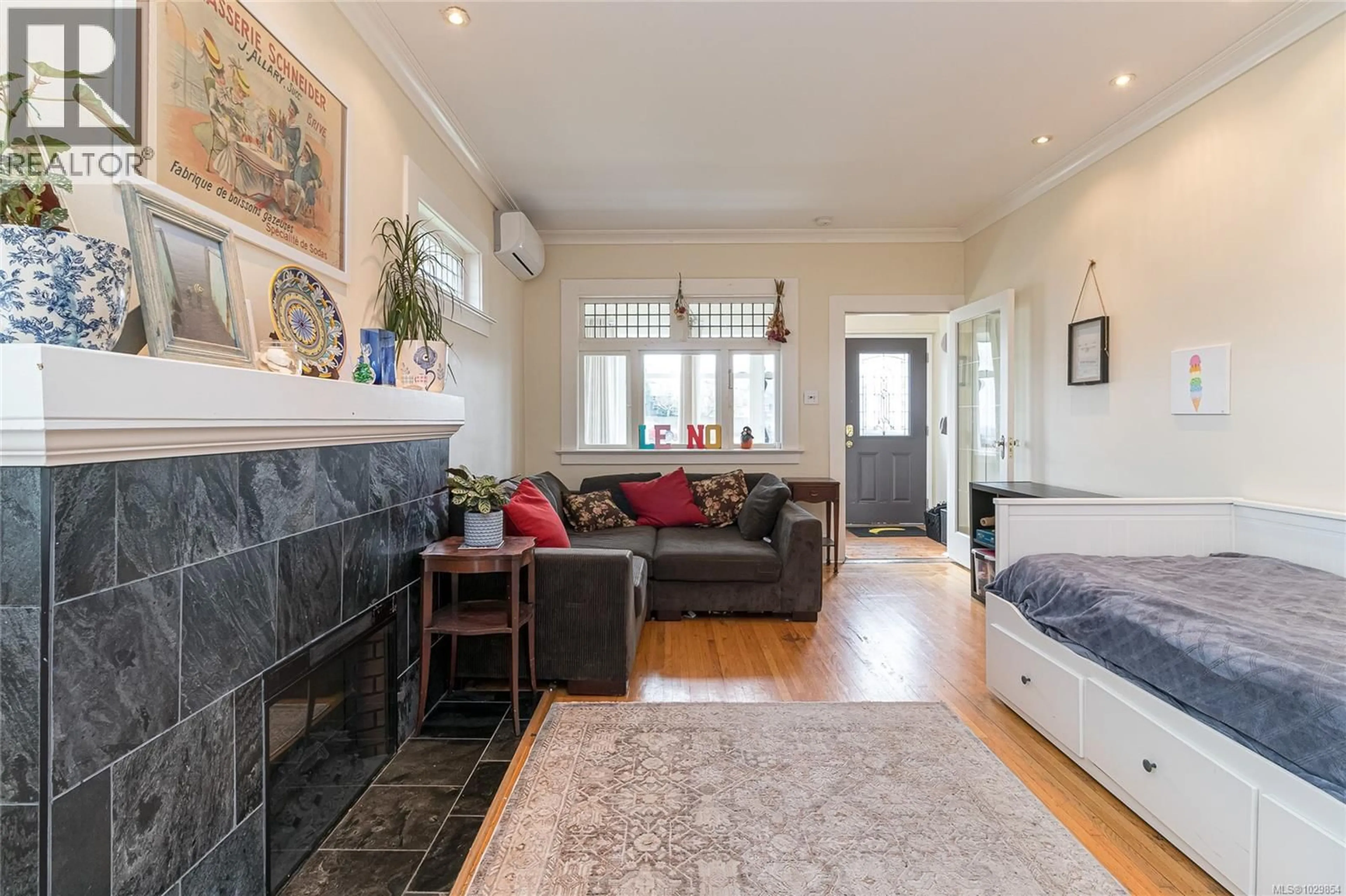 Living room with furniture, unknown for 354 BERWICK STREET, Victoria British Columbia V8V1C7