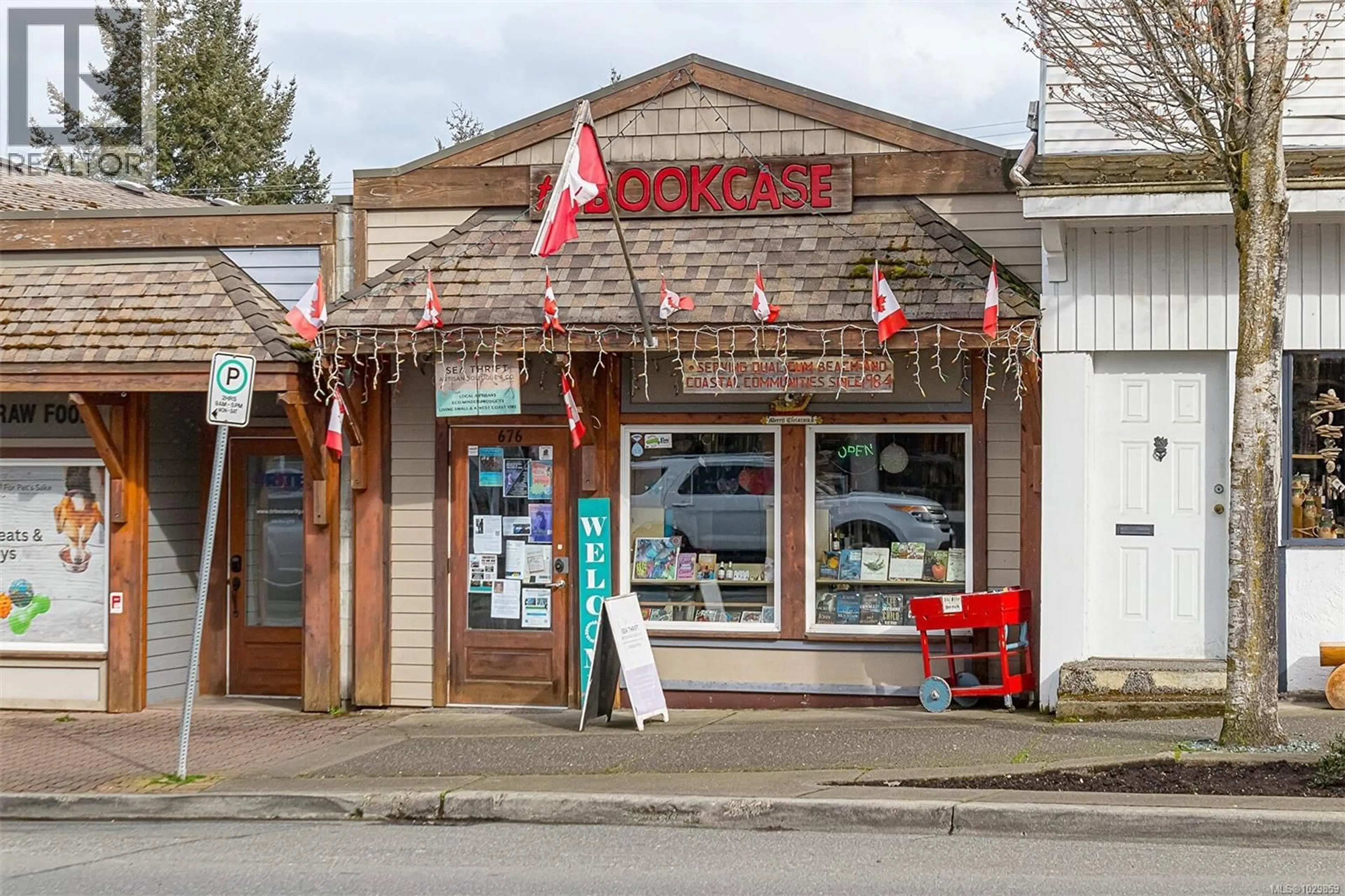 Indoor foyer for 674 MEMORIAL AVENUE, Qualicum Beach British Columbia V9K1S8