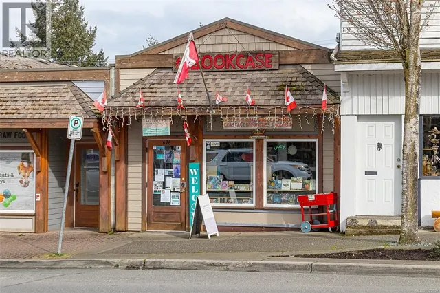 674 MEMORIAL AVENUE, Qualicum Beach 2