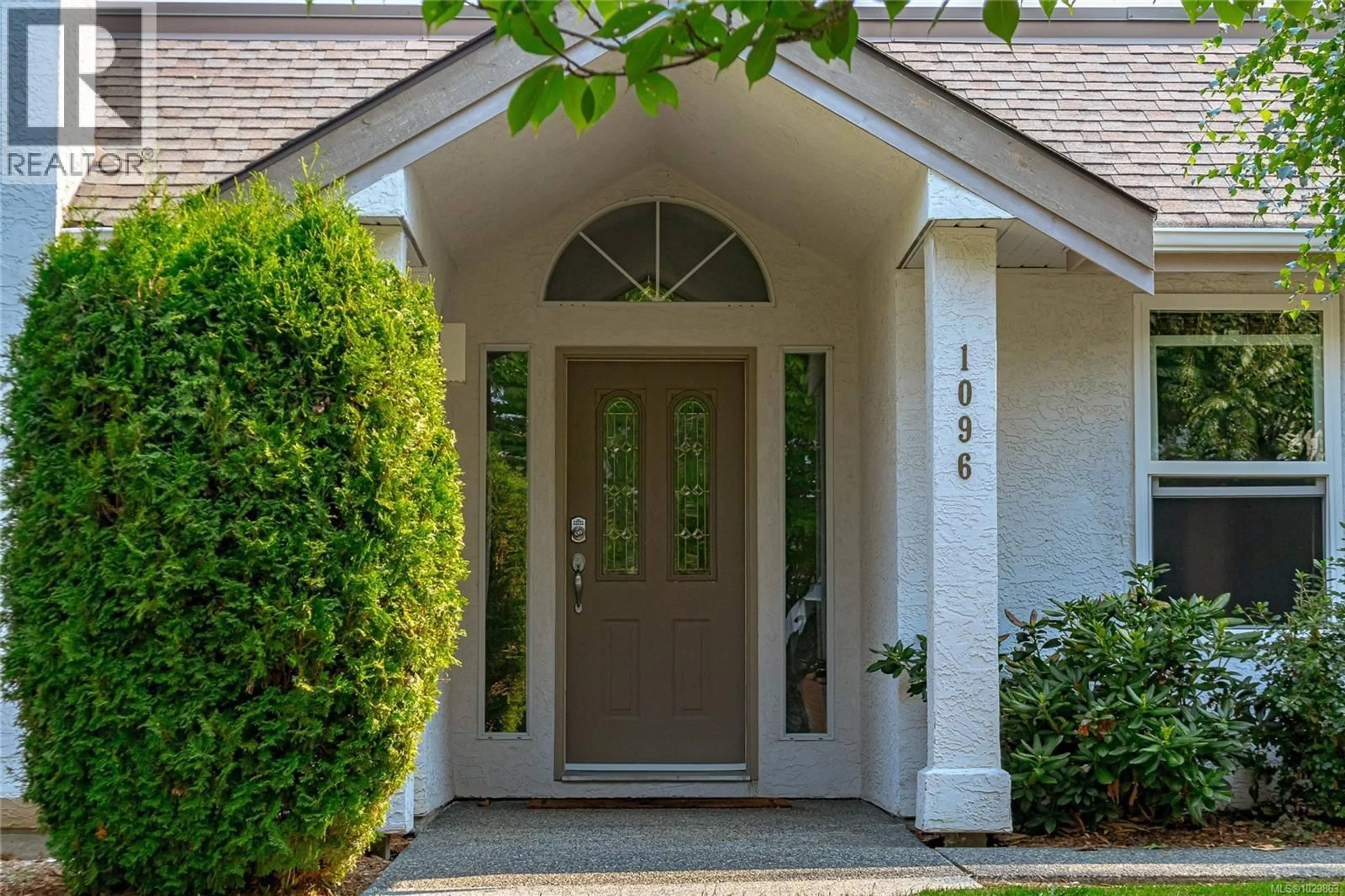 Indoor entryway for 1096 VALEWOOD TRAIL, Saanich British Columbia V8X5E3