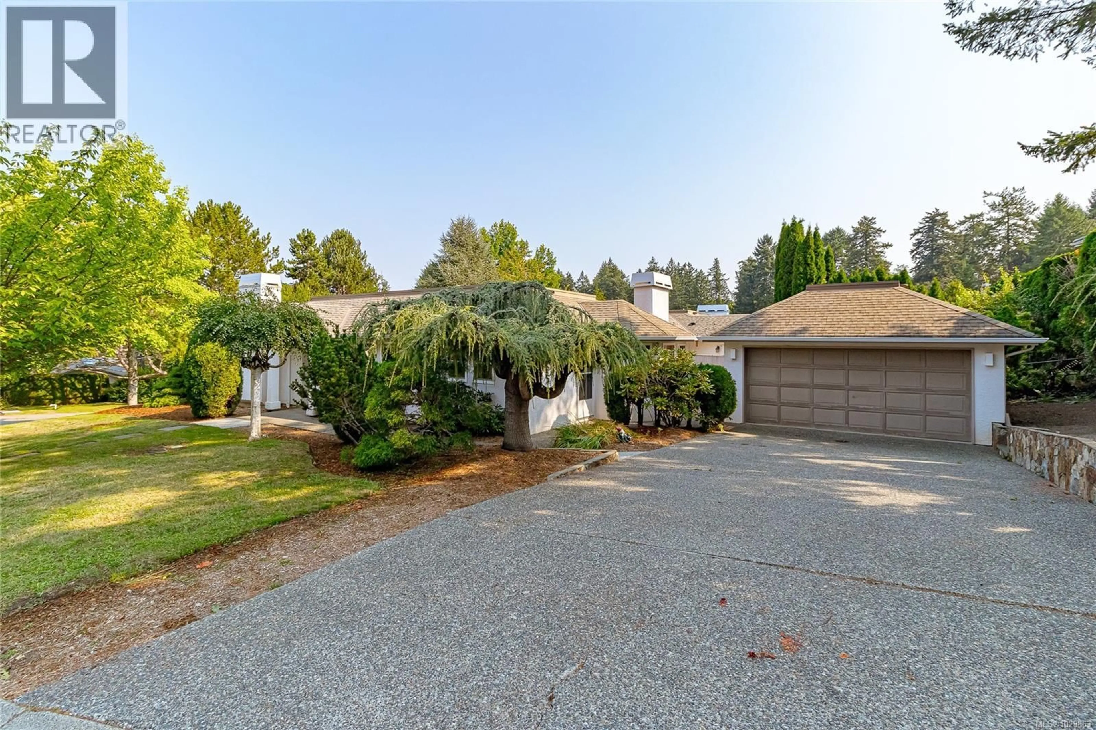 A pic from outside/outdoor area/front of a property/back of a property/a pic from drone, street for 1096 VALEWOOD TRAIL, Saanich British Columbia V8X5E3