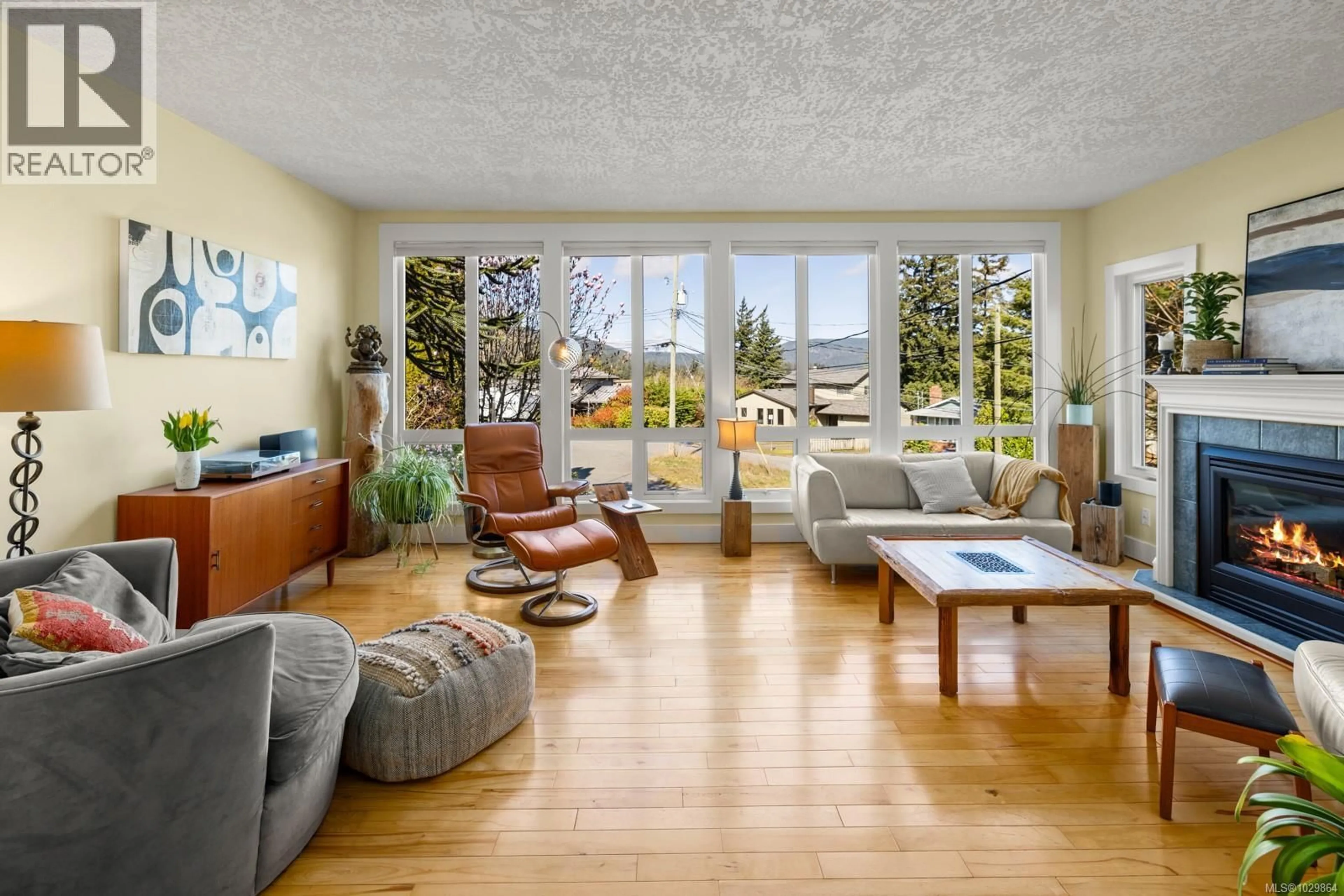 Living room with furniture, unknown for 3223 SEDGWICK DRIVE, Colwood British Columbia V9C3K2