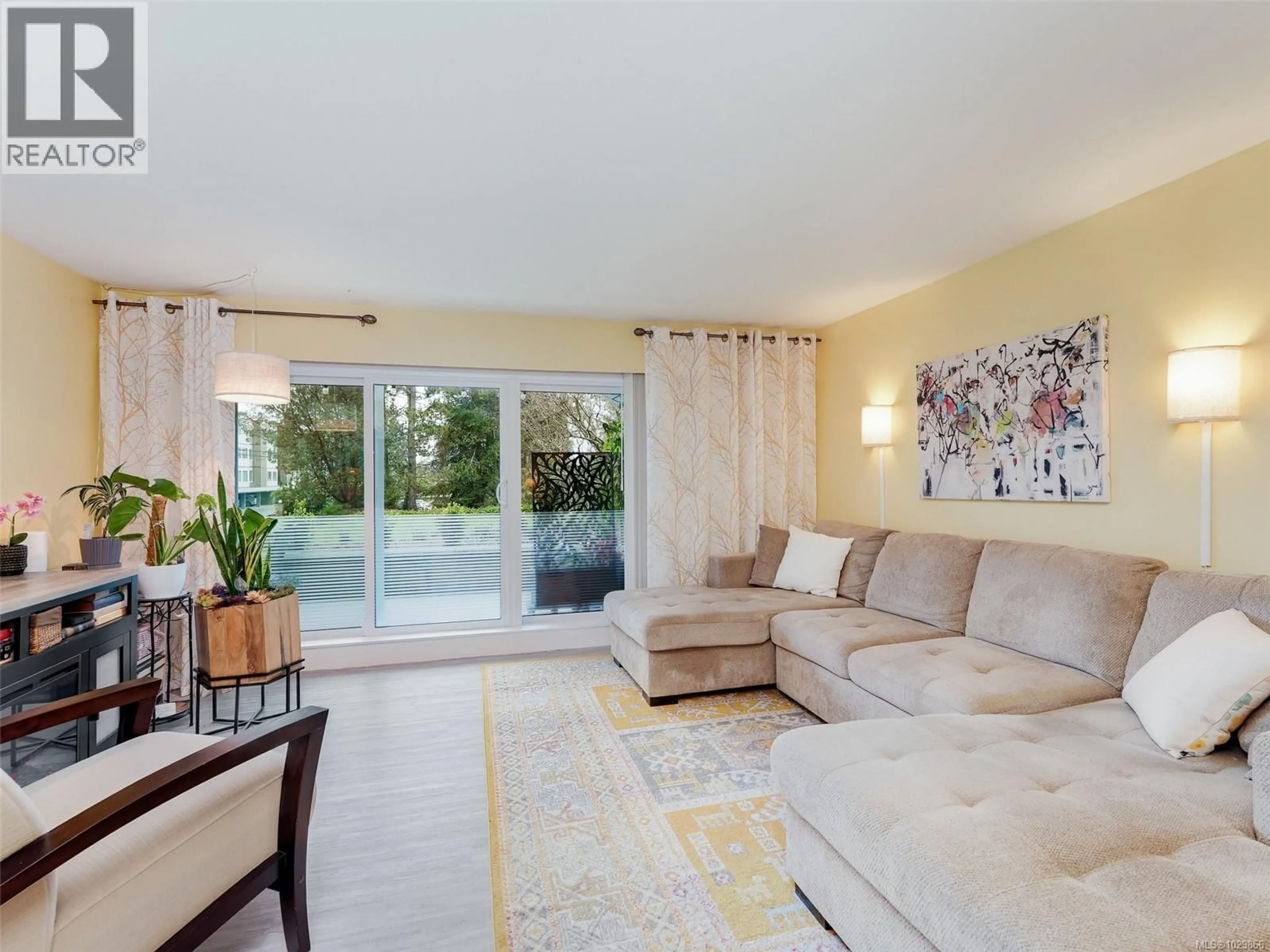 Living room with furniture, unknown for 102 - 3277 QUADRA STREET, Saanich British Columbia V8X4W9