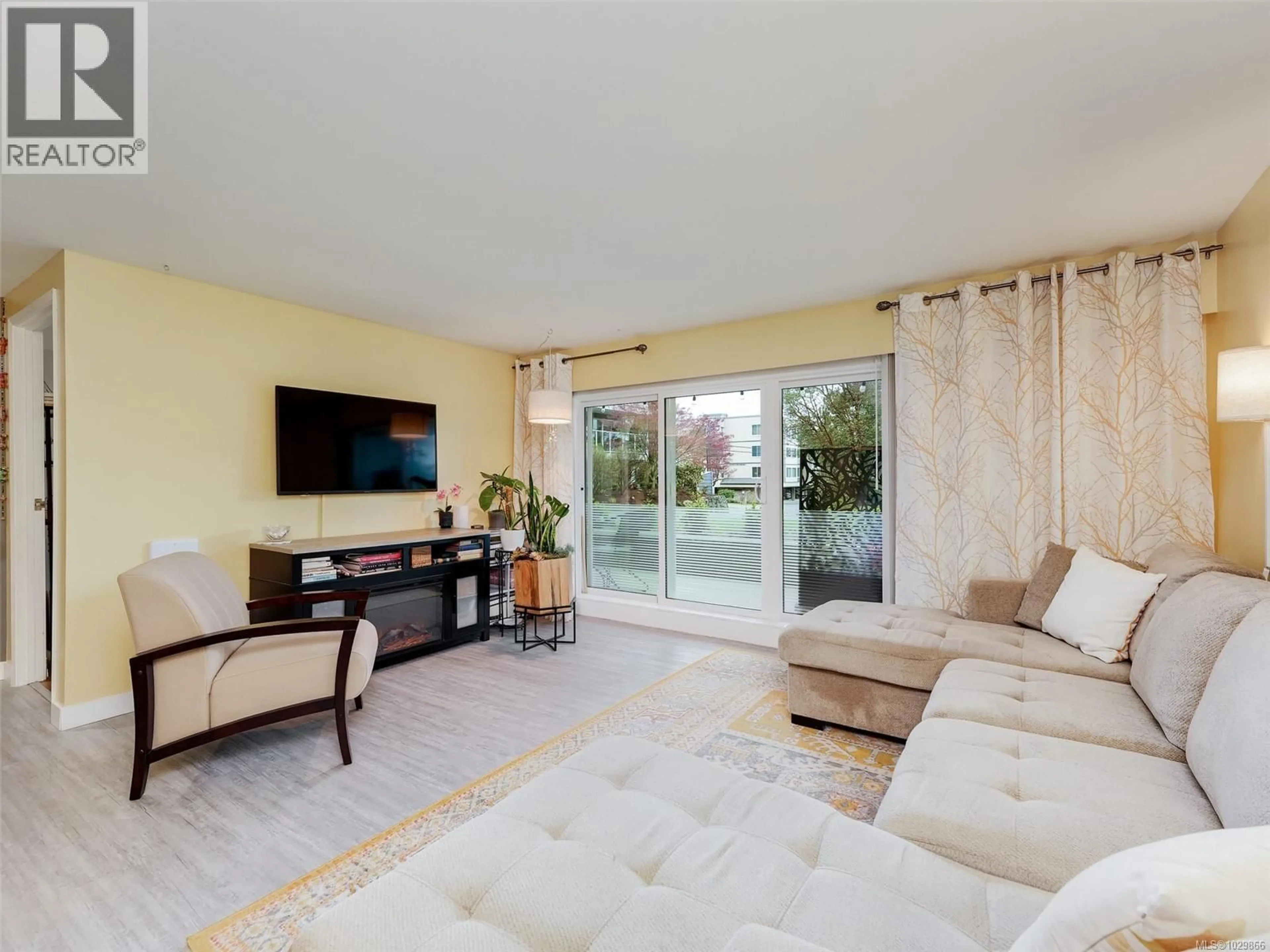 Living room with furniture, unknown for 102 - 3277 QUADRA STREET, Saanich British Columbia V8X4W9