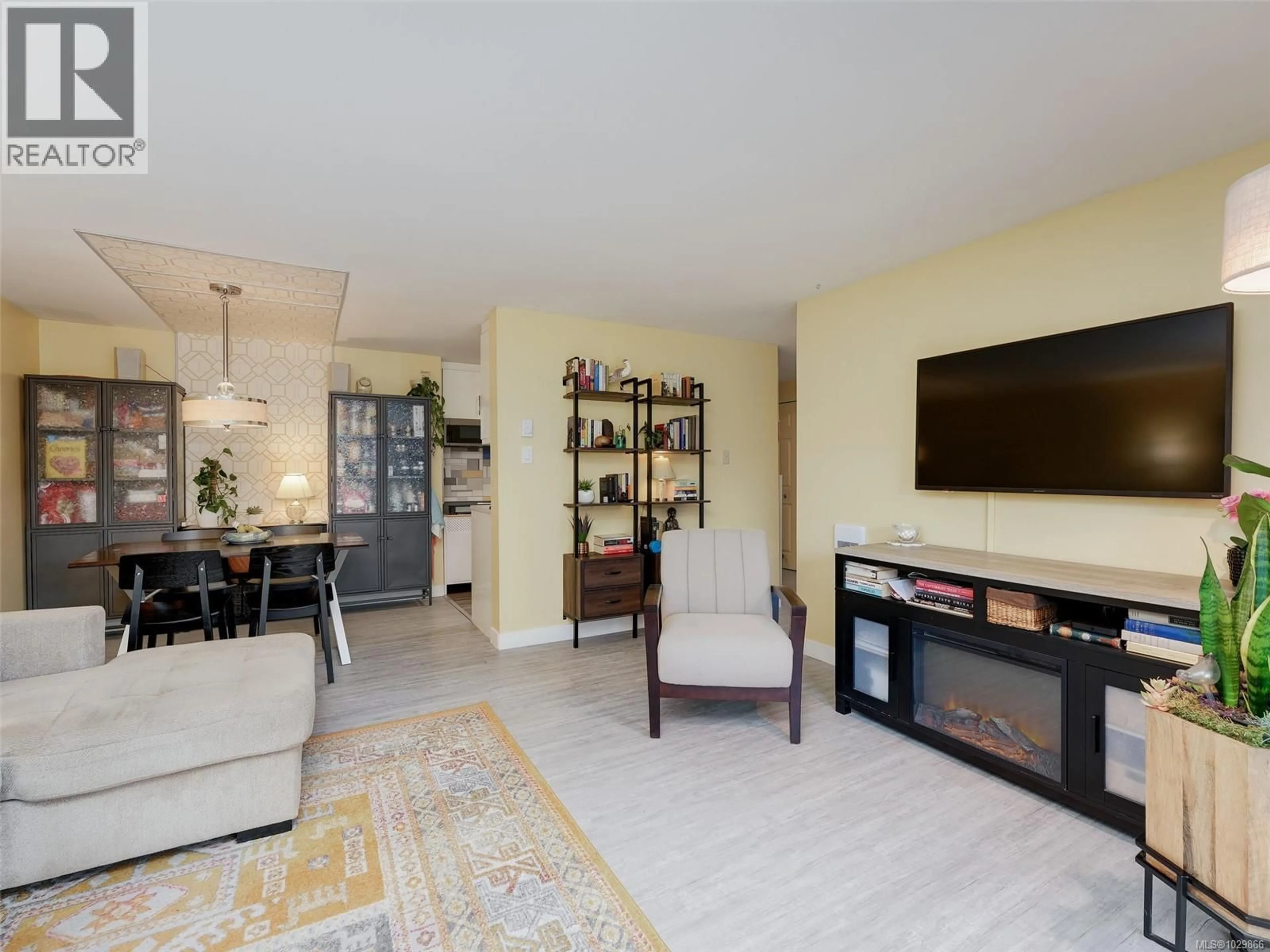 Living room with furniture, unknown for 102 - 3277 QUADRA STREET, Saanich British Columbia V8X4W9