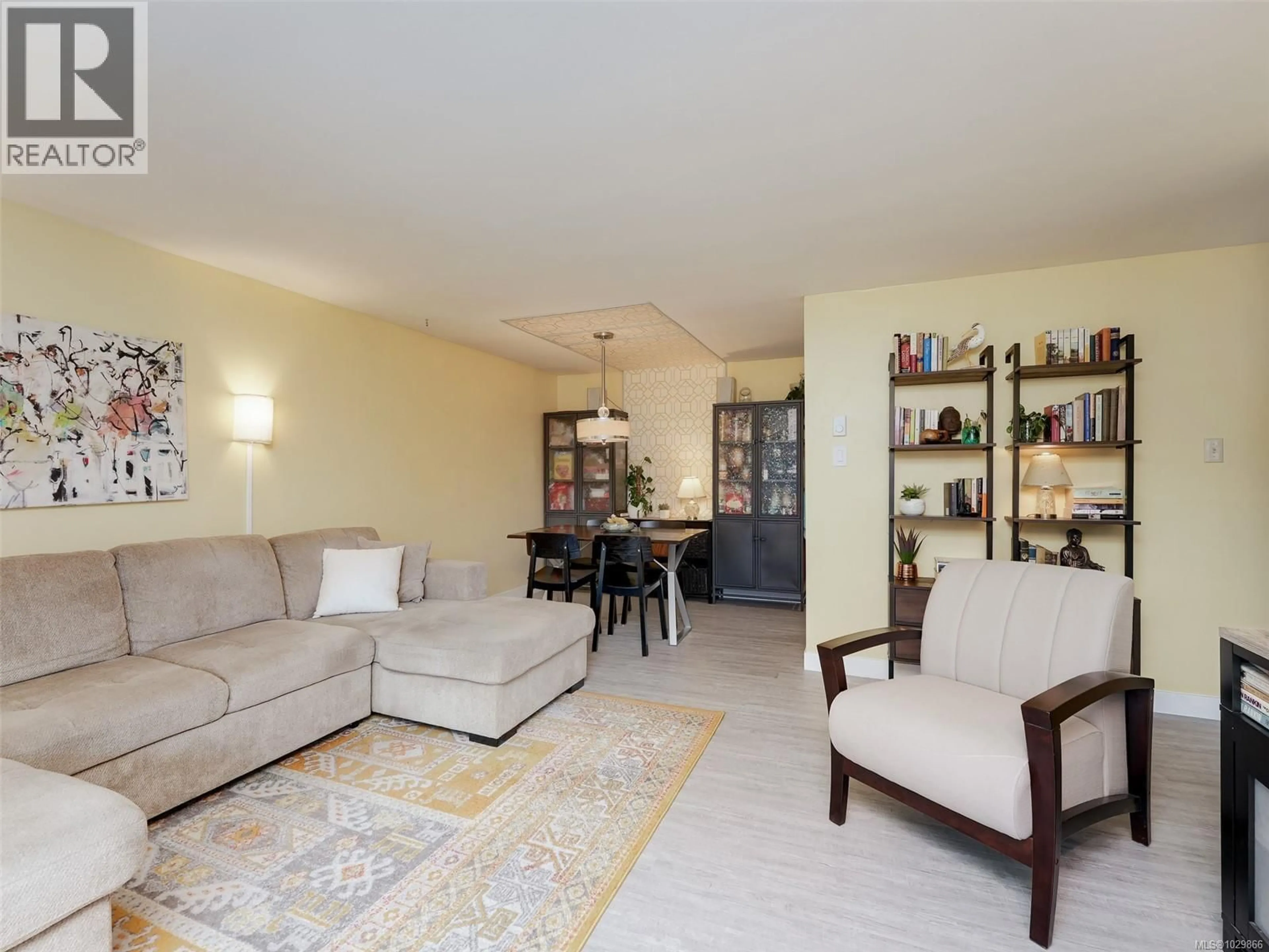 Living room with furniture, unknown for 102 - 3277 QUADRA STREET, Saanich British Columbia V8X4W9