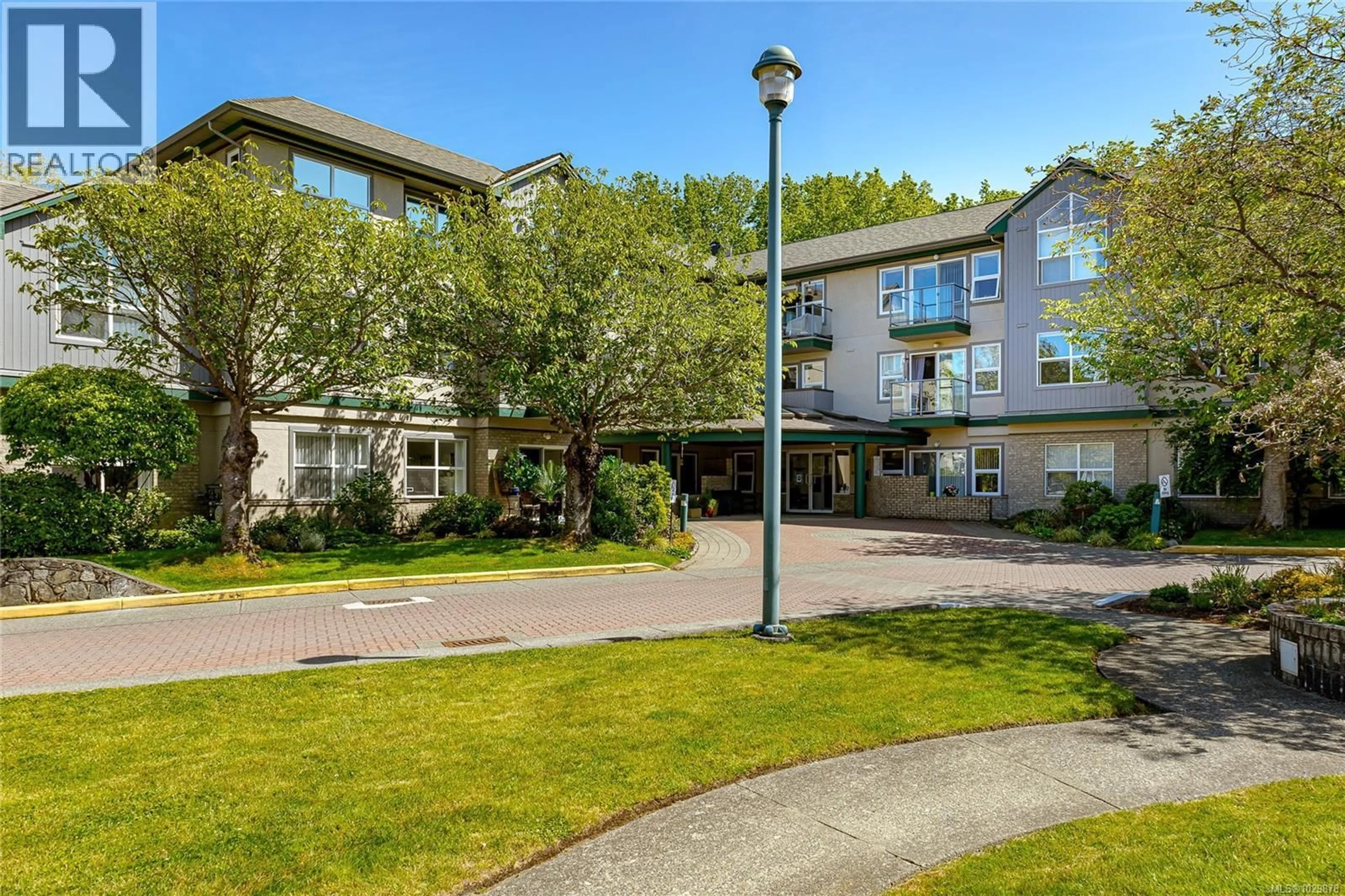 Patio, building for 202 - 1485 GARNET ROAD, Saanich British Columbia V8P5T5