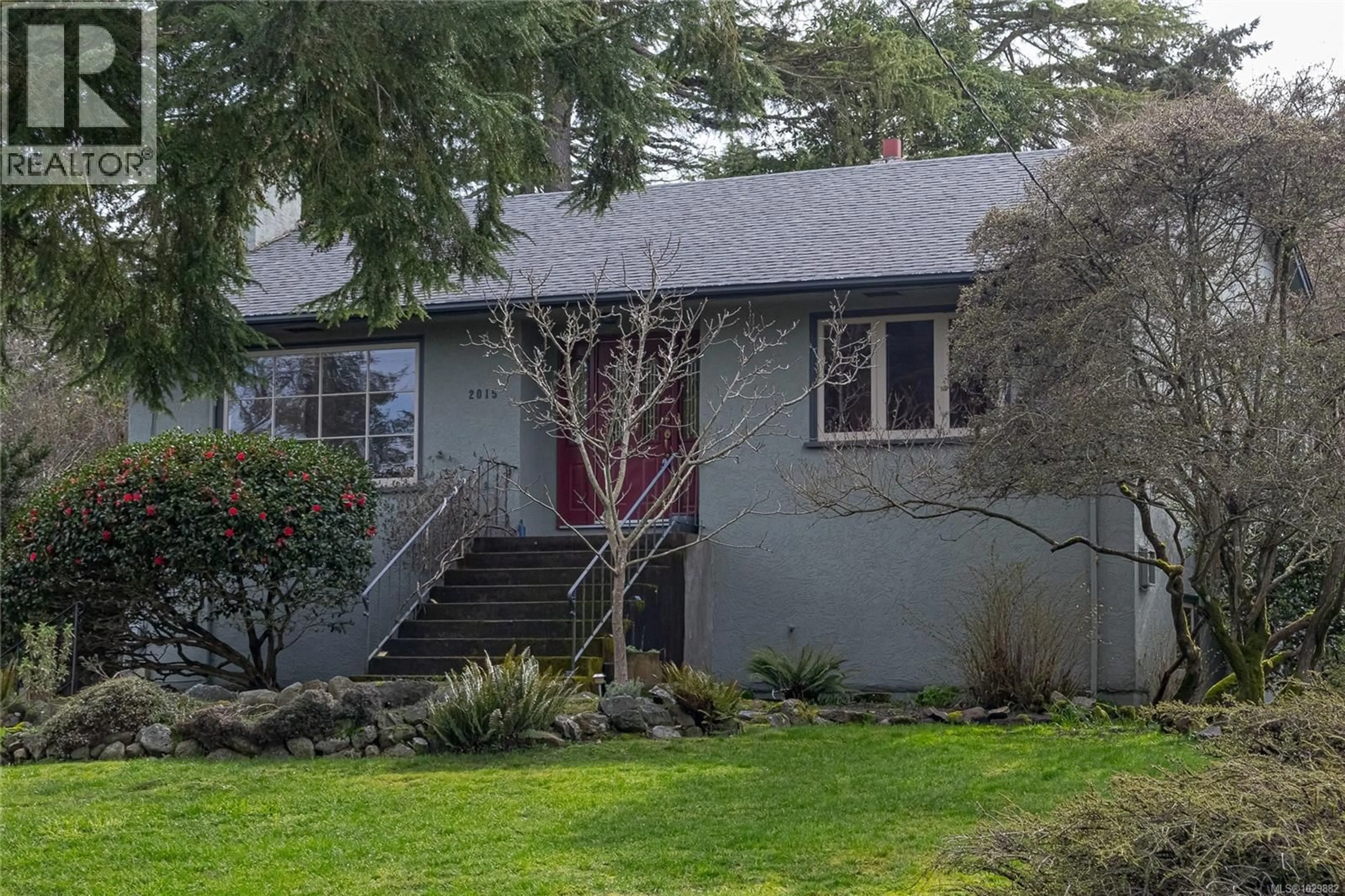 Home with vinyl exterior material, street for 2015 RUNNYMEDE AVENUE, Oak Bay British Columbia V8S2V5