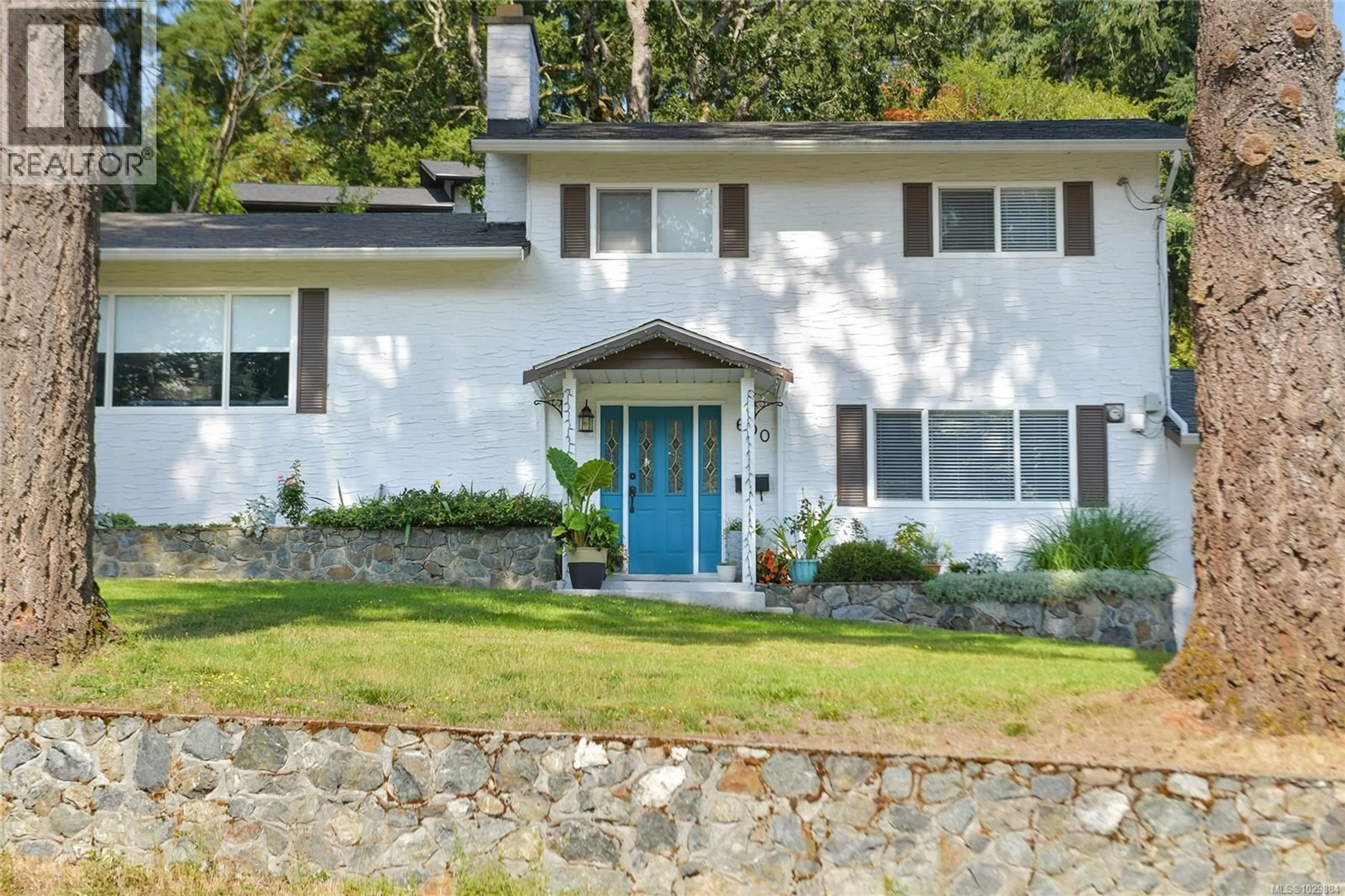 Home with vinyl exterior material, street for 600 PHELPS AVENUE, Langford British Columbia V9B4P1