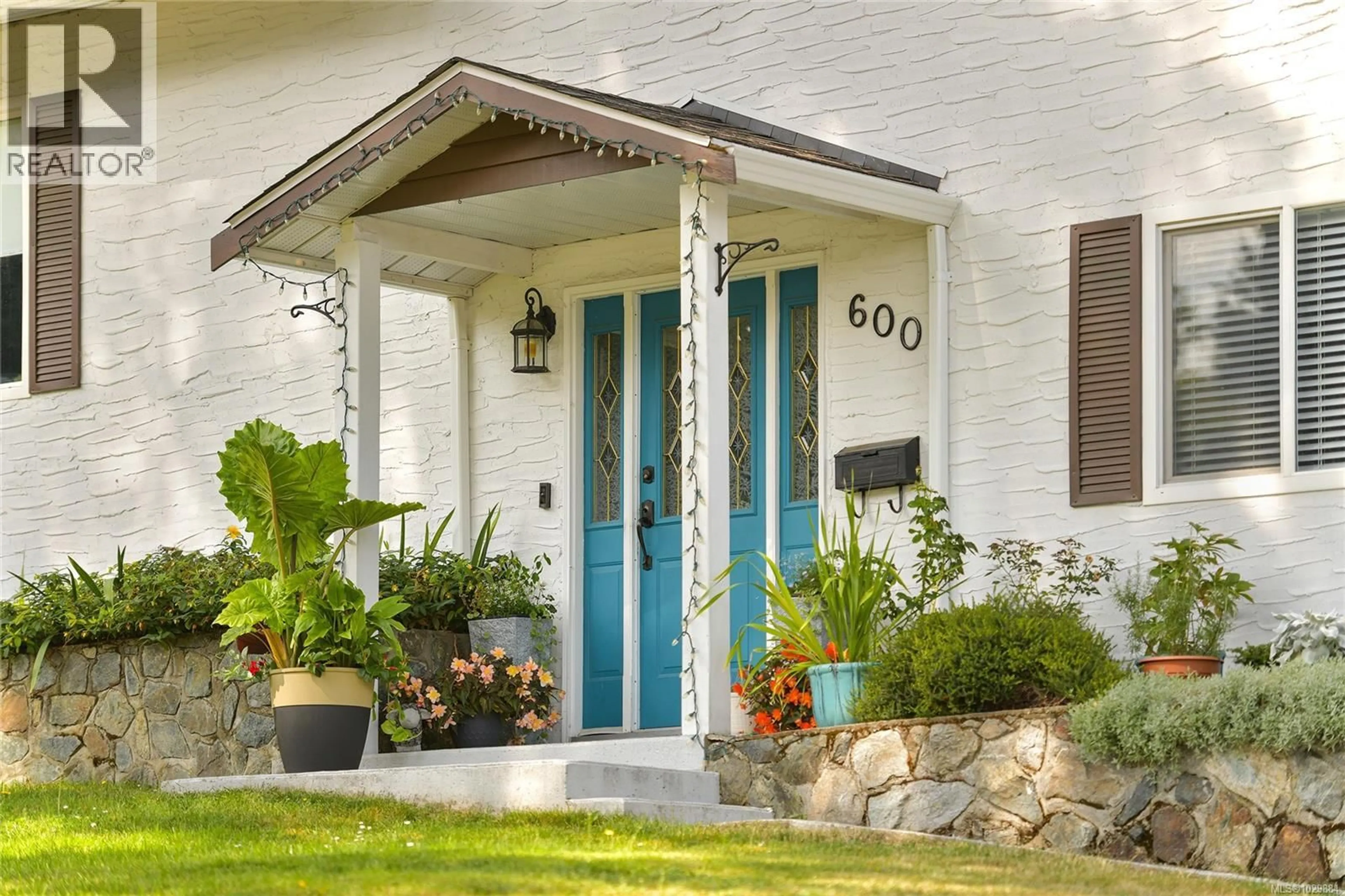Indoor entryway for 600 PHELPS AVENUE, Langford British Columbia V9B4P1