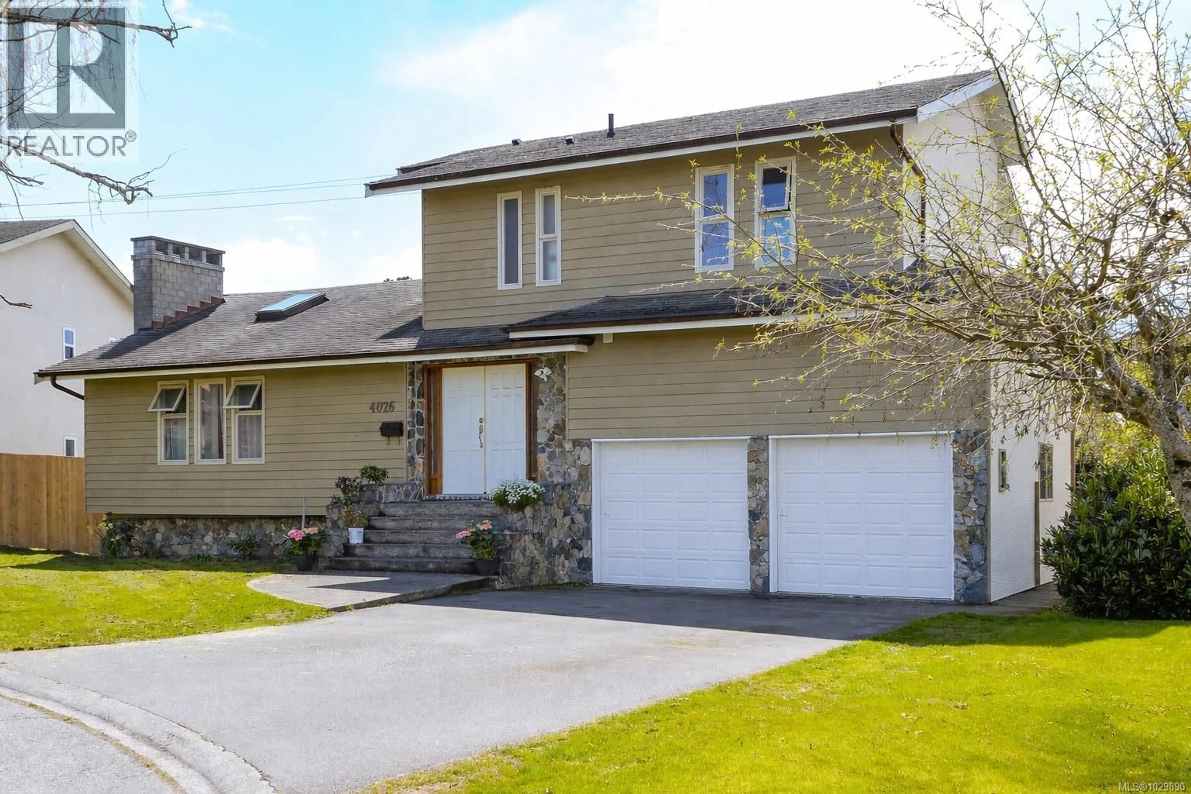 Home with vinyl exterior material, street for 4026 CAVALLIN COURT, Saanich British Columbia V8N5P9