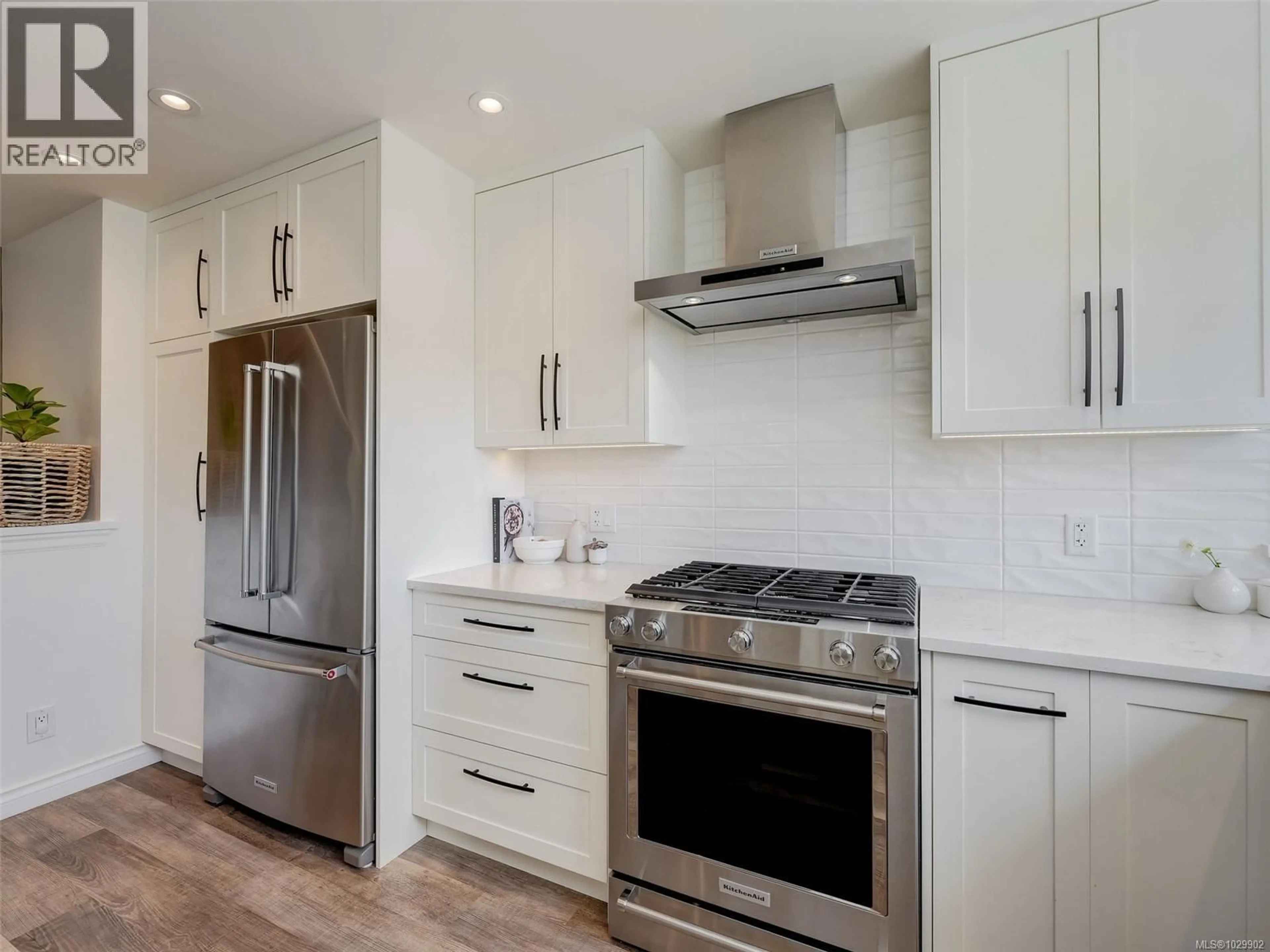 Contemporary kitchen, unknown for 354 GORGE ROAD WEST, Saanich British Columbia V9A1M8