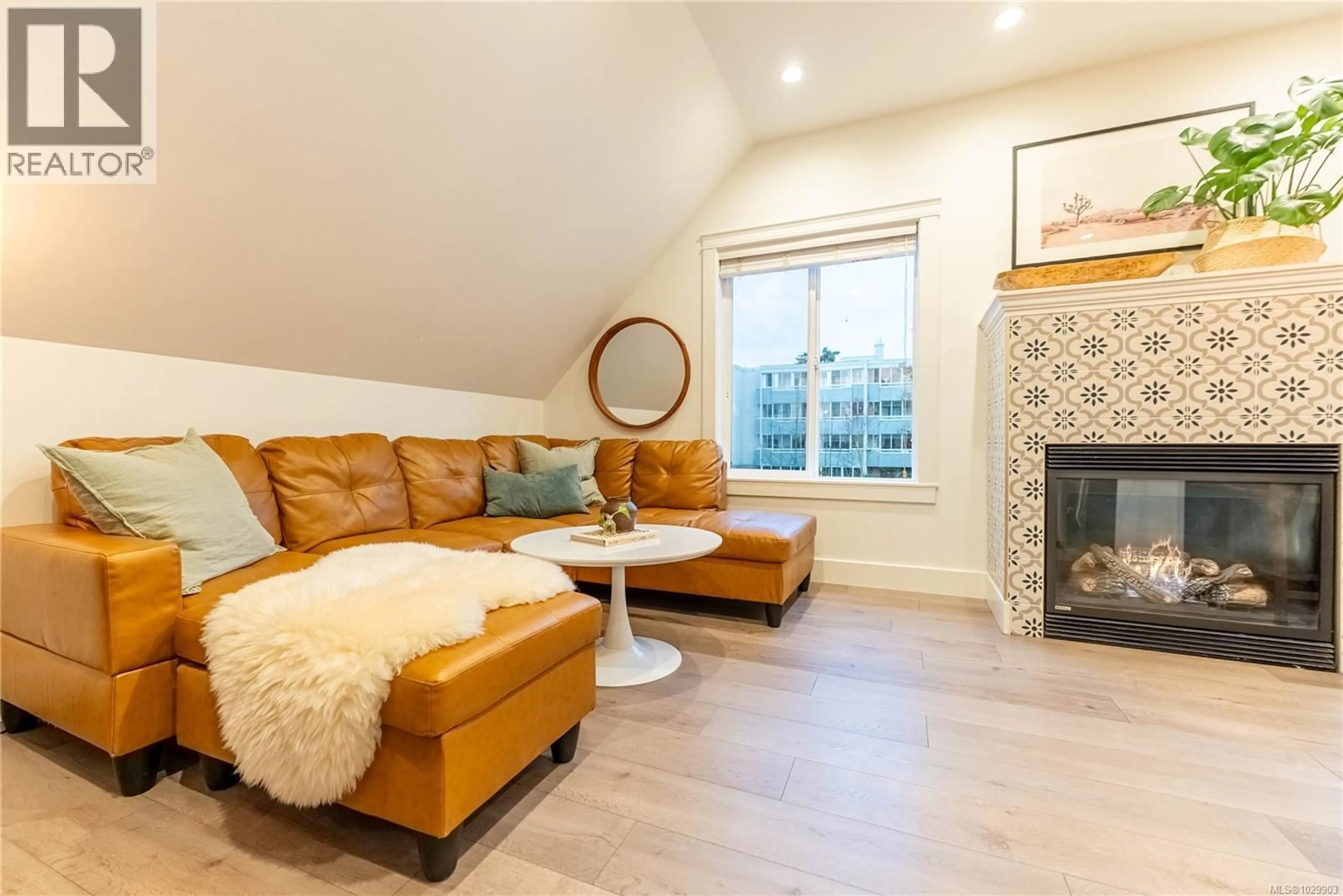 Living room with furniture, wood/laminate floor for 4 - 1035 OLIPHANT AVENUE, Victoria British Columbia V8V2T9