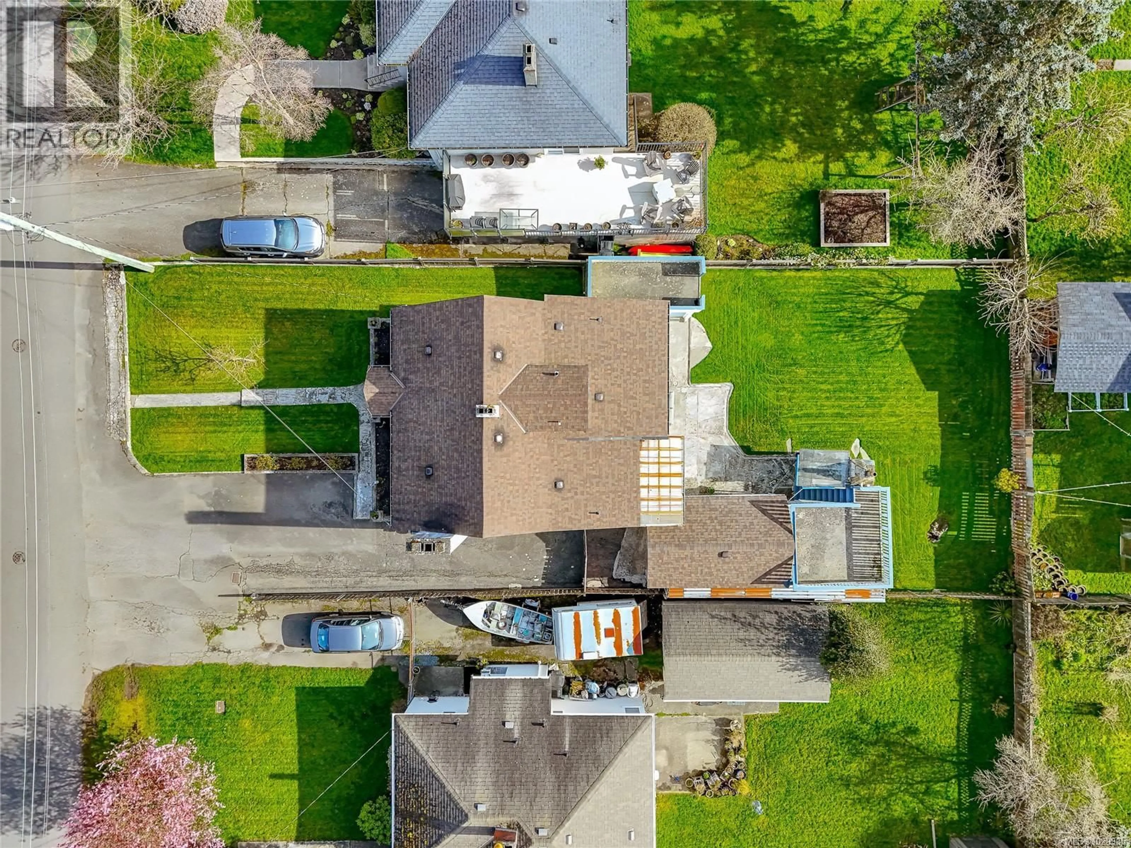 A pic from outside/outdoor area/front of a property/back of a property/a pic from drone, street for 3155 EARL GREY STREET, Saanich British Columbia V9A1X1