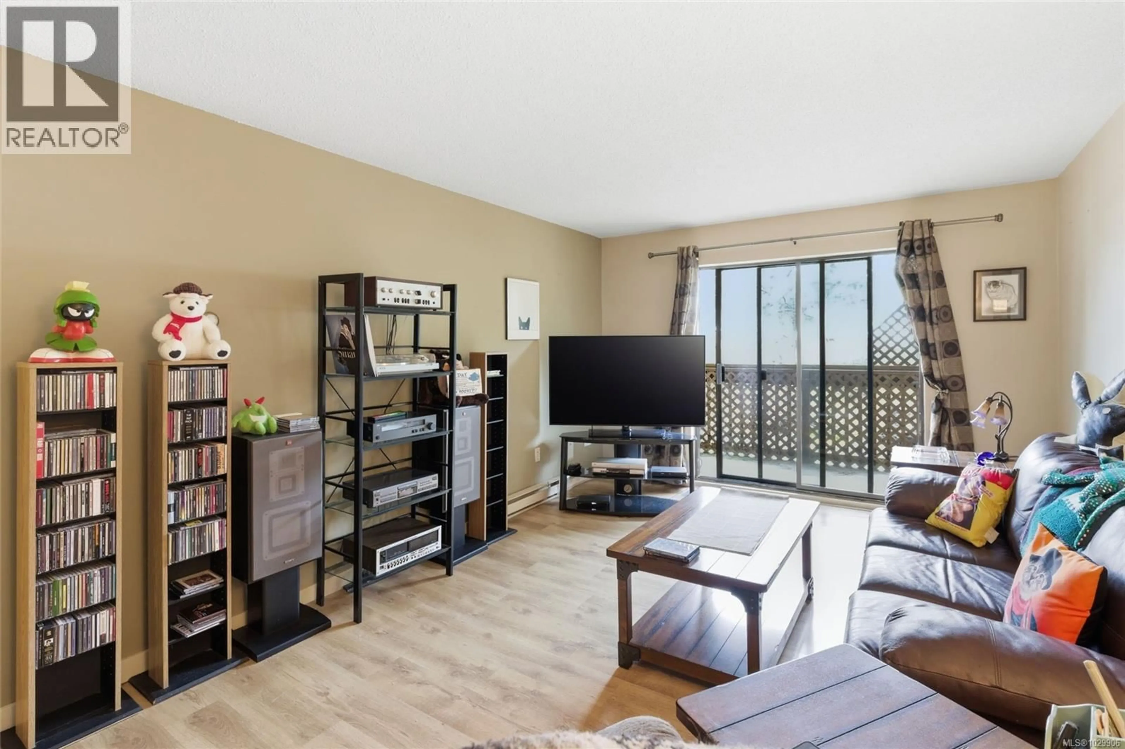 Living room with furniture, wood/laminate floor for 302 - 4728 UPLANDS DRIVE, Nanaimo British Columbia V9T4S9