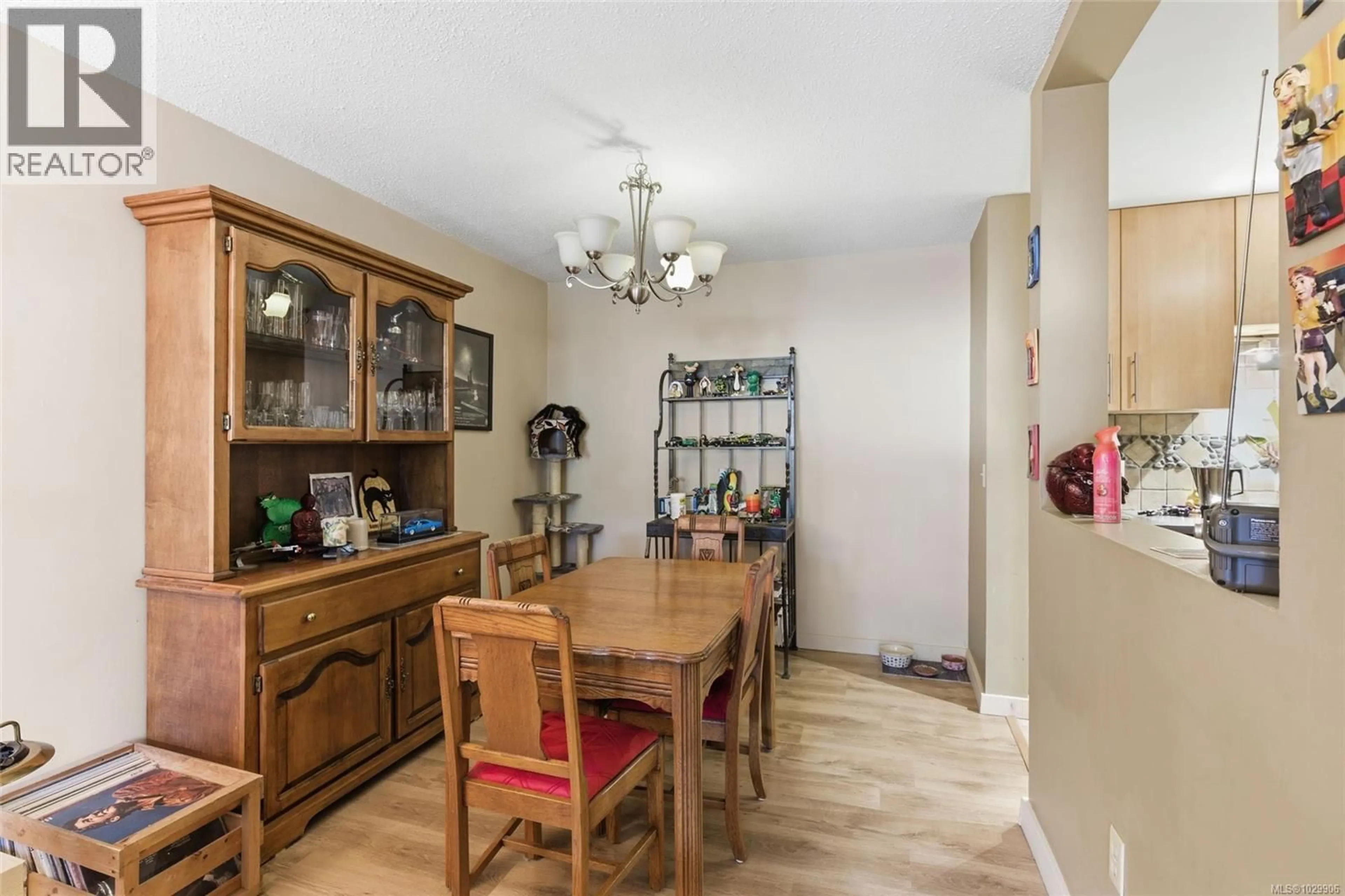 Dining room, wood/laminate floor for 302 - 4728 UPLANDS DRIVE, Nanaimo British Columbia V9T4S9