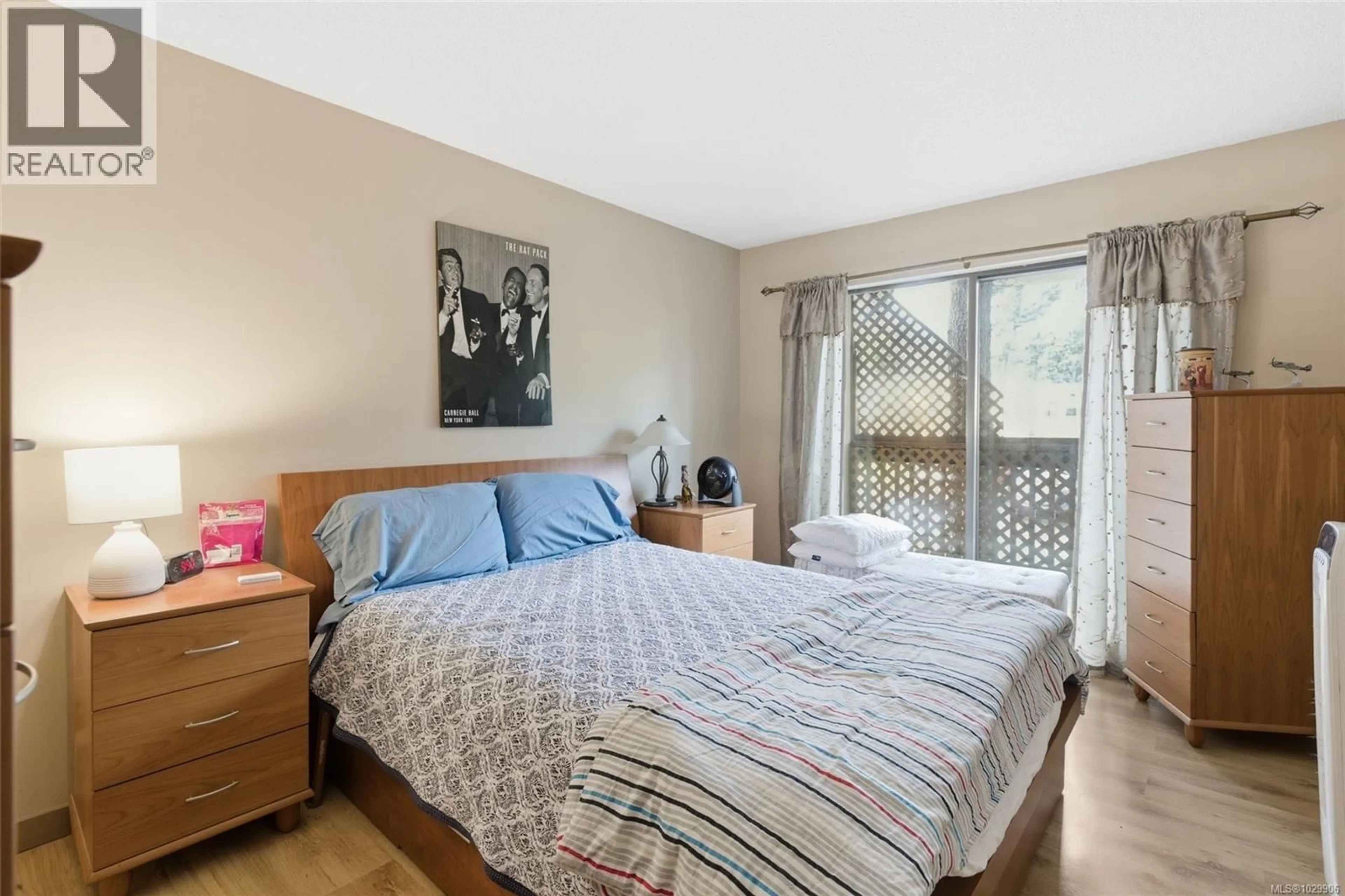 Bedroom with bed, wood/laminate floor for 302 - 4728 UPLANDS DRIVE, Nanaimo British Columbia V9T4S9