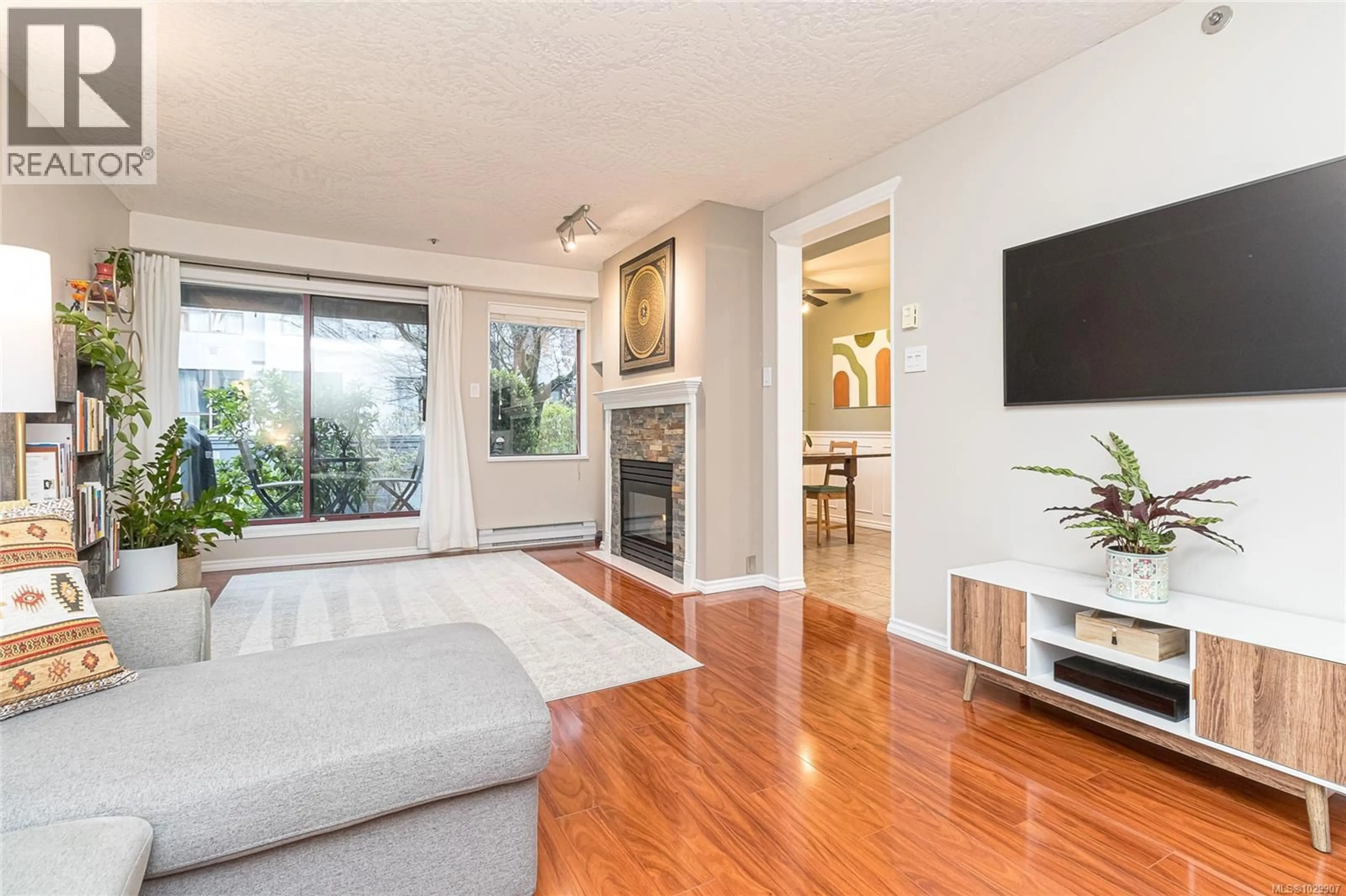 Living room with furniture, wood/laminate floor for 112 - 545 MANCHESTER ROAD, Victoria British Columbia V8T5H6